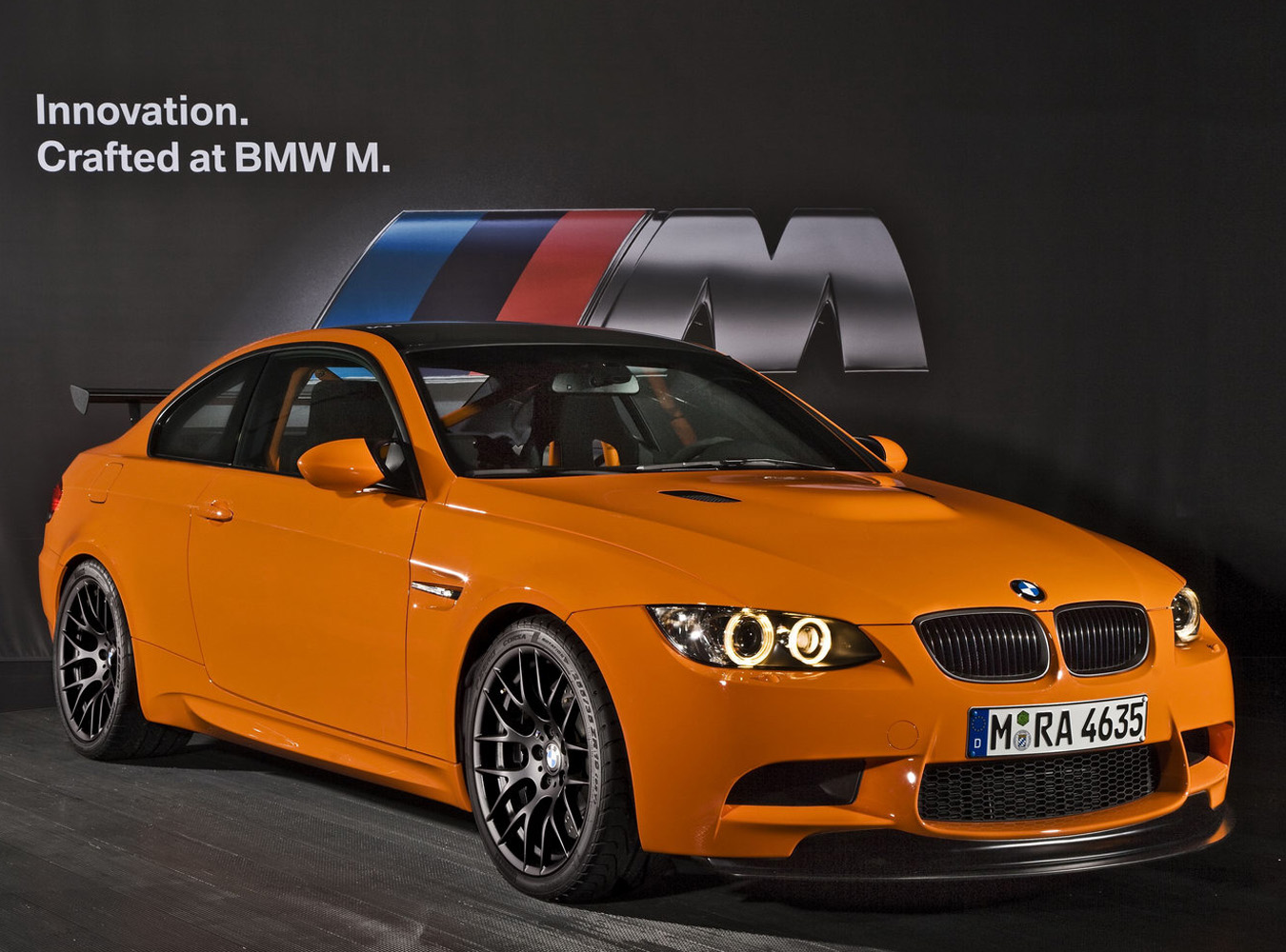 W środku
siedzi najprawdziwsza klatka bezpieczeństwa
, lekkie fotele kubełkowe a wiele elementów w tym dach wykonano
z włókien węglowych. BMW
M3 GTS waży 1490 kg