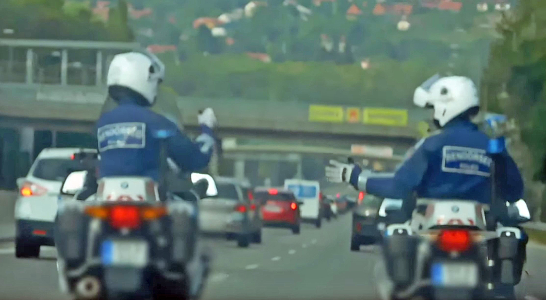 Megúszták a büntetést a vicces kedvű motoros rendőrök - Blikk