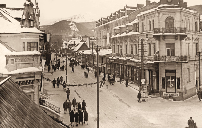 Centrum Krupówek. W prawo odchodzi droga do Rynku, która w 1938 r. otrzymała nazwę ulica Żeromskiego (sam Rynek został nazwany placem Niepodległości). Parter narożnego domu Leistena zajmują sklepy, piętro – hotel-pensjonat „Wierchy”. Dalej po prawej stronie hotel „Morskie Oko”, z obszerną restauracją, której weranda od strony ulicy była popularnym miejscem spotkań gości Zakopanego, szczególnie ze sfer artystycznych. Perspektywę ulicy zamyka Nosal.