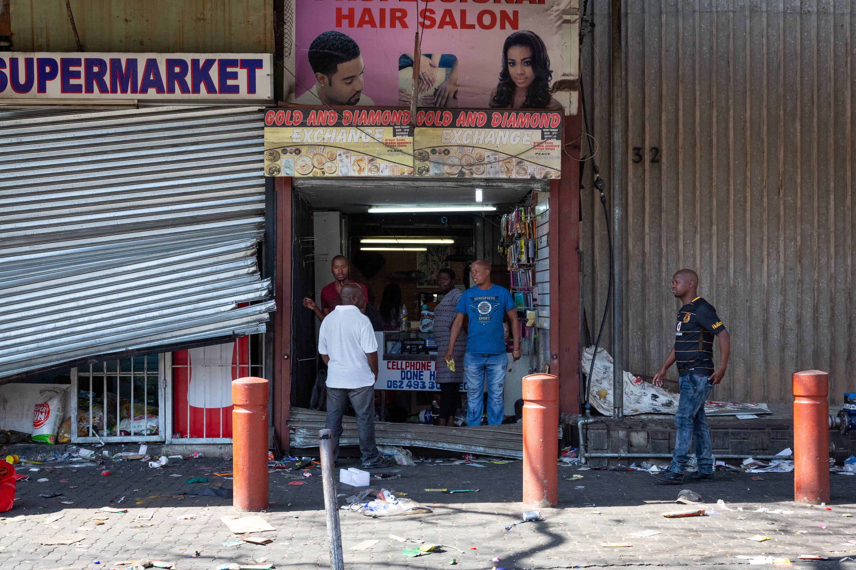 RPA. Właściciele próbują ratować swoje sklepy po zamieszkach