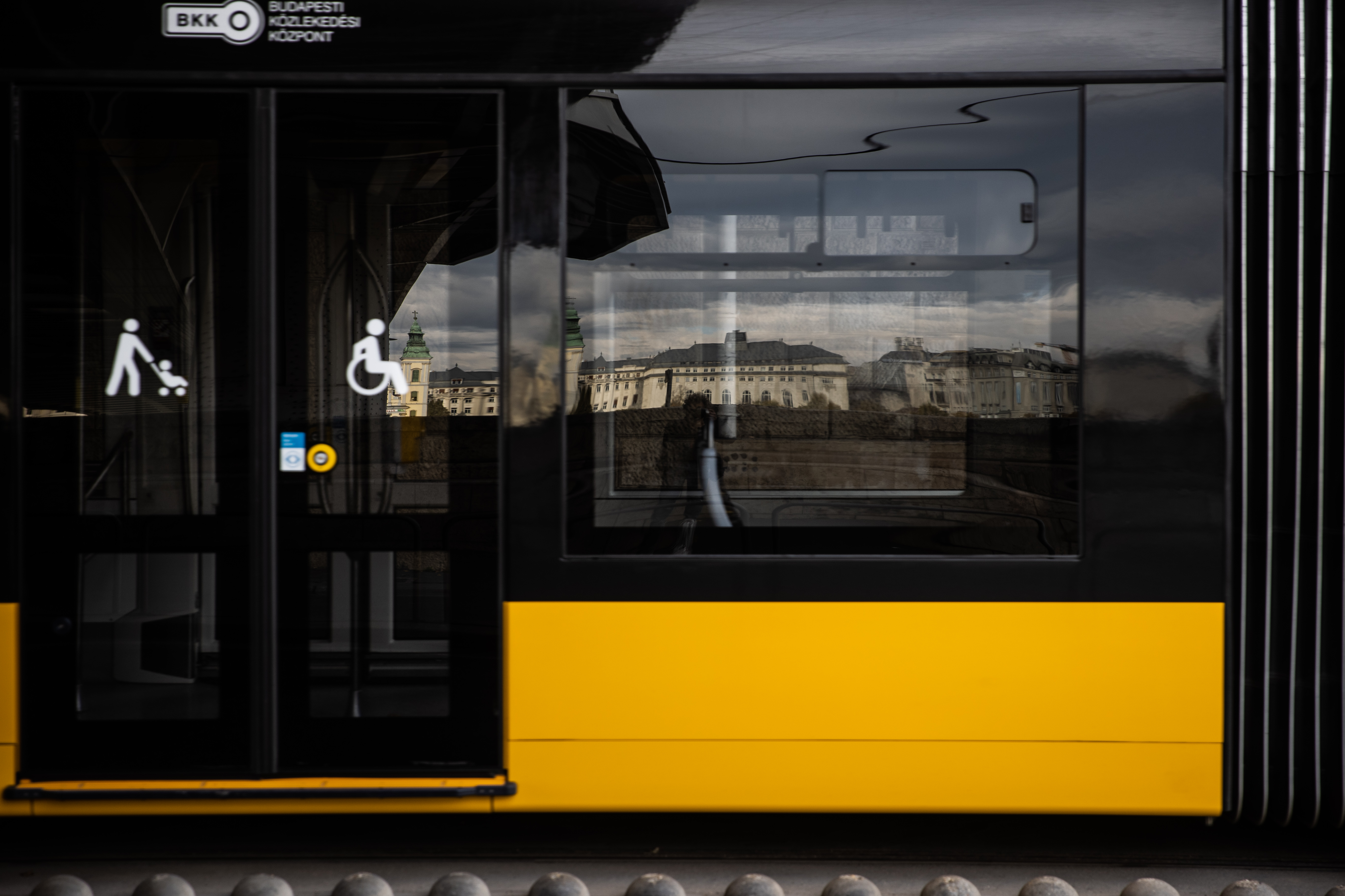 Borzalom: elgázolt egy nőt a villamos Újbudán