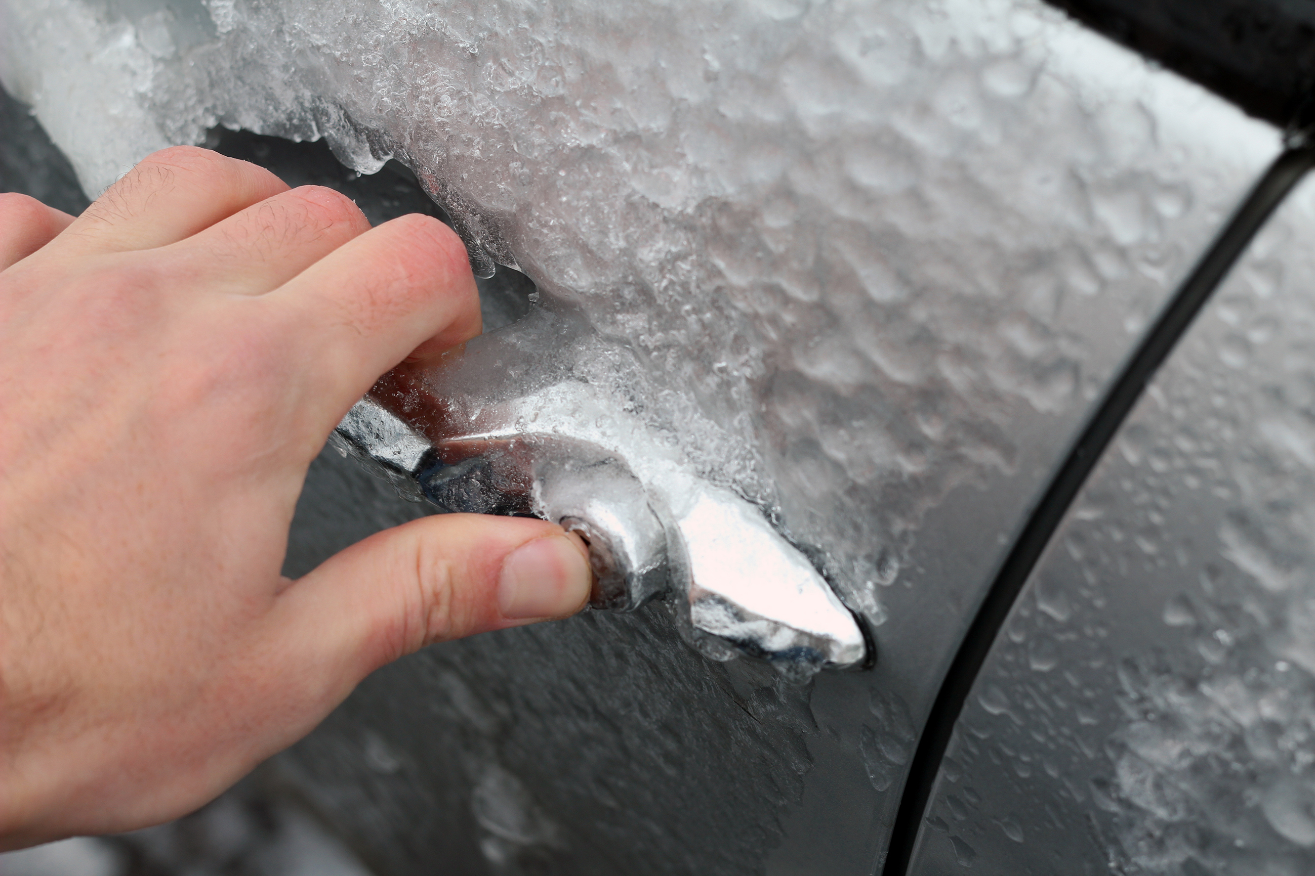 Legjobb a jégoldóspré: Mit tegyünk, ha befagyott az autó ajtaja? - Blikk