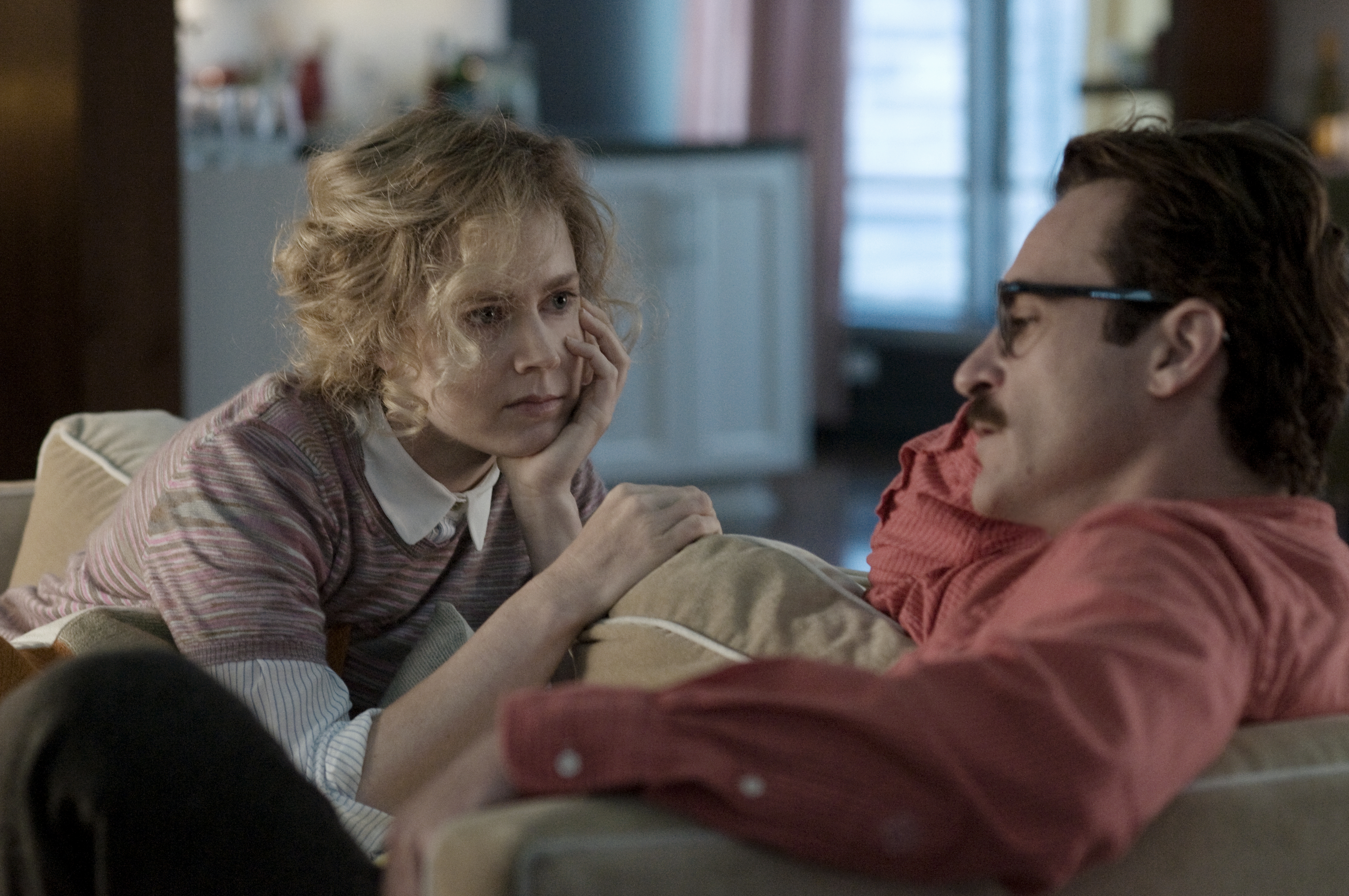 Amy Adams i Joaquin Phoenix w filmie