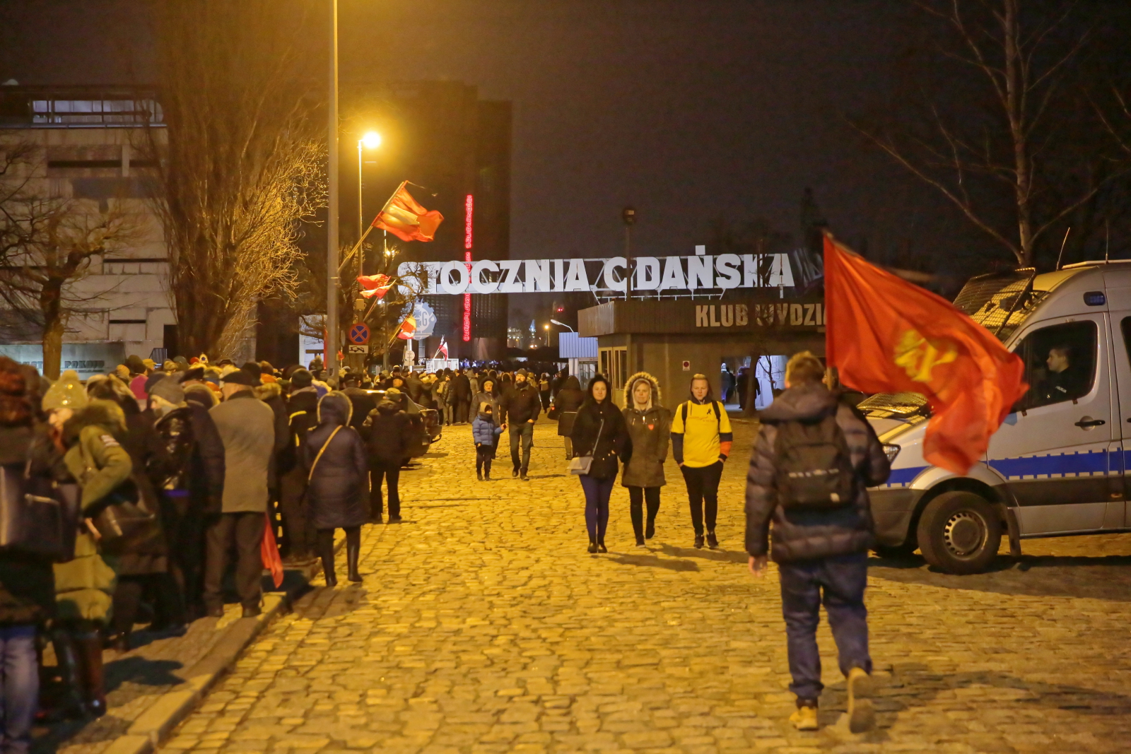 W niedzielę wieczorem Pawła Adamowicza zaatakował nożem w centrum miasta 27-letni Stefan W., który podczas finału WOŚP wtargnął na scenę. Samorządowiec trafił do Uniwersyteckiego Centrum Klinicznego w Gdańsku, gdzie w poniedziałek zmarł. Paweł Adamowicz miał 53 lata, prezydentem Gdańska był od 20 lat. W samorządzie gdańskim zasiadał od początku jego powstania, tj. od 1990 r. W latach 1994-1998 był przewodniczącym Rady Miasta Gdańska.