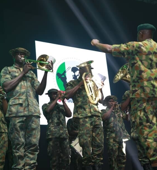 Teni Makanaki thrills fans and colleagues with a performance with an Army band. [Instagram/Black Afro Media]