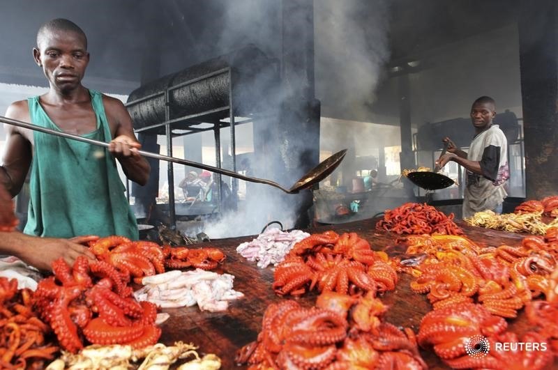 Tanzanian traders deep-fry freshly caught octopus near the shores of the commercial capital Dar es Salaam, May 4, 2010. REUTERS/Thomas Mukoya