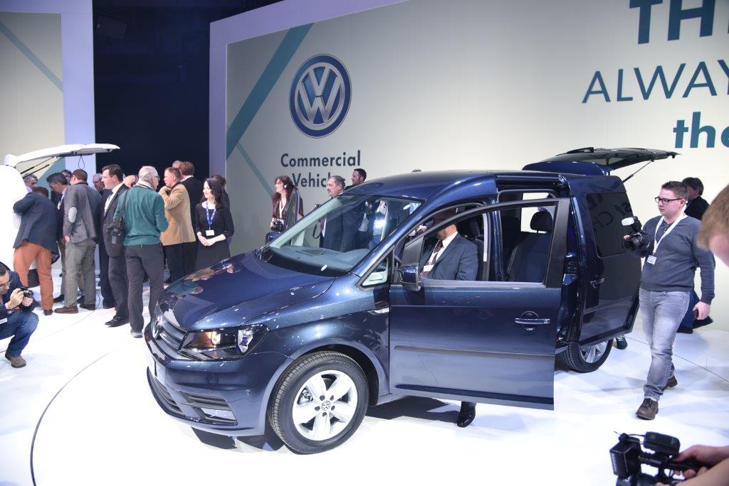 Automatyczny system monitorujący odległość od pojazdu poprzedzającego (ACC, dostępny w opcji) działa przy prędkościach od 0 do 160 km/h (modele z dwusprzęgłową przekładnią DSG) lub od 30 do 160 km/h (wersje z mechaniczną skrzynią biegów). Radarowy czujnik tego urządzenia mierzy i kontroluje odległość oraz prędkość auta względem samochodu jadącego z przodu. System ACC zmniejsza prędkość pojazdu np. podczas jazdy w kolumnie albo w korku, w przypadku DSG doprowadzając nawet do całkowitego zatrzymania samochodu.