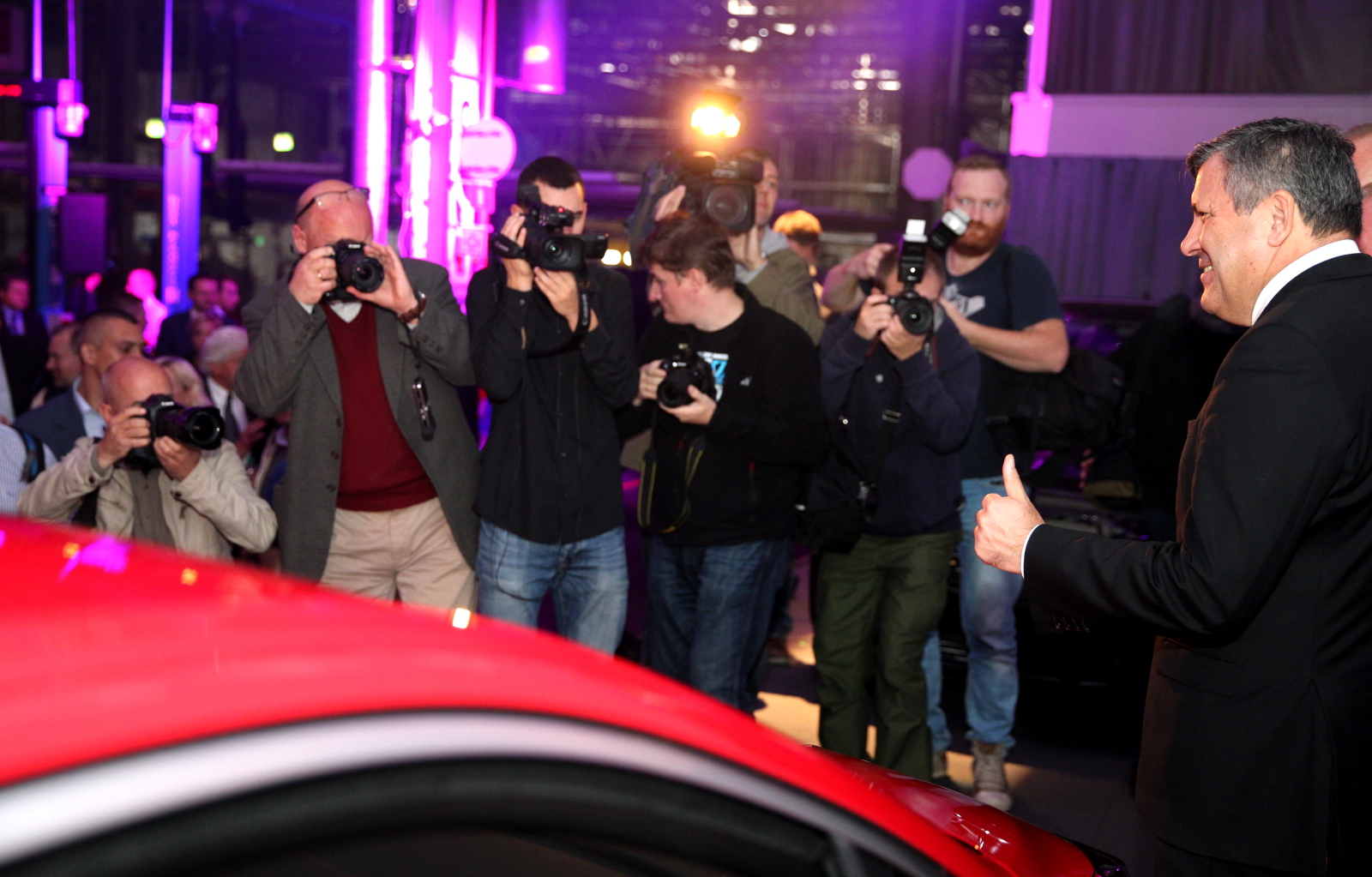 <em>- Decyzja o produkcji w Gliwicach kolejnego nowego i technicznie zaawansowanego modelu marki Opel potwierdza wszechstronność i doświadczenie wysoko wykwalifikowanego polskiego zespołu. Wszyscy jesteśmy dumni z tego, że najlepsze produkty w swojej klasie są produkowane właśnie w Polsce. Rozwój fabryki ma także duże znaczenie zarówno dla Śląska, jak i całej polskiej gospodarki</em> - stwierdził Piechociński, który najwidoczniej nie mógł oprzeć się pokusie i wsiadł za kierownicę by auto przetestować...