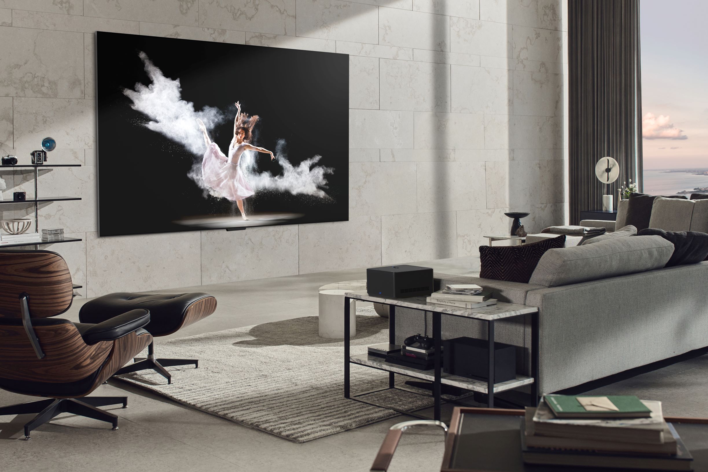 Az LG csinált egy tévét azoknak, akik megunták a kábeleket: íme az LG OLED evo M