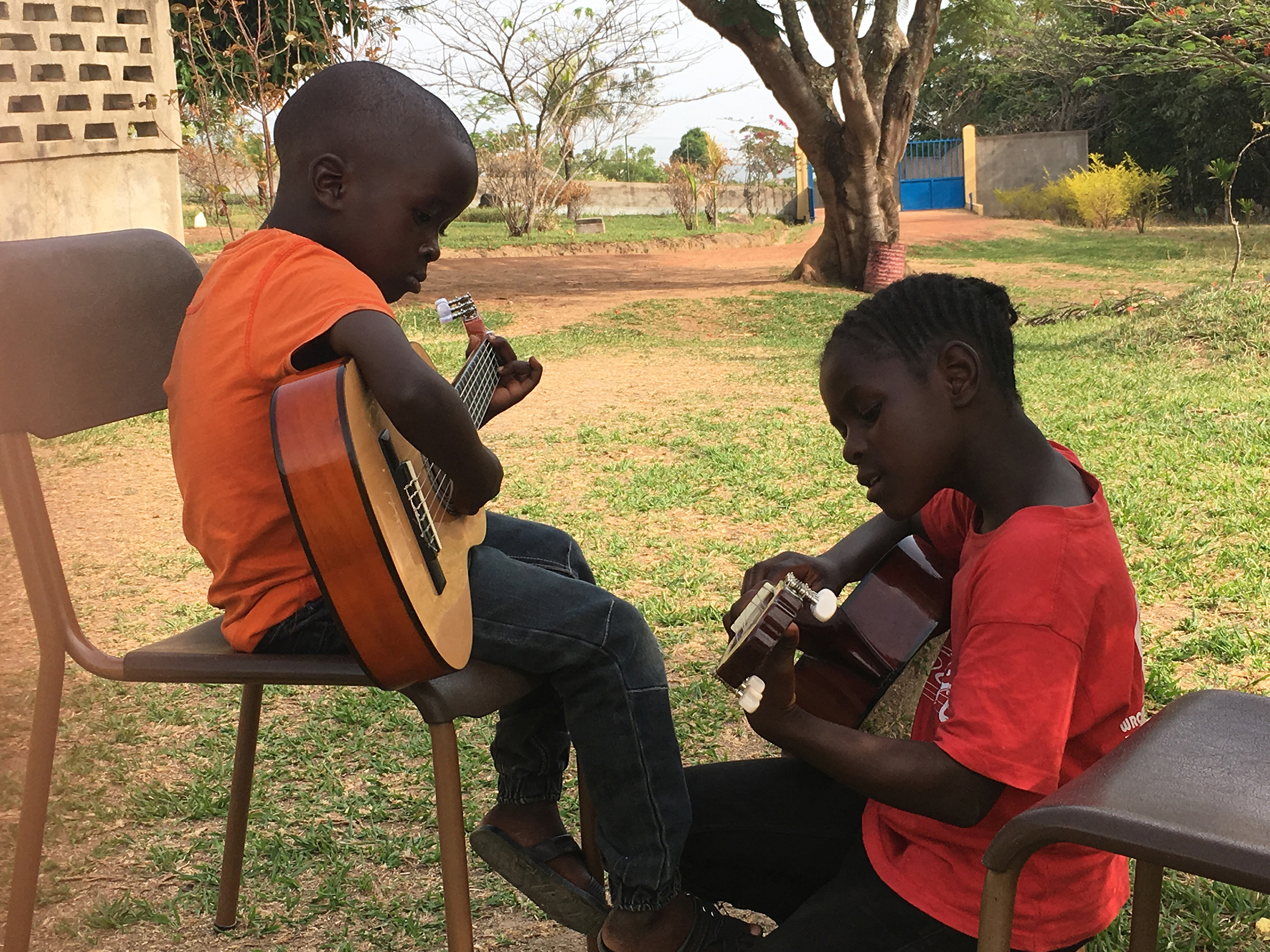 Muzyczna pasja i zajęcia w szkole to dla chłopców azyl i ochrona przed lokalnymi watażkami, którzy werbują dzieci do swoich oddziałów, African Music School, Bouar, 2017 r.