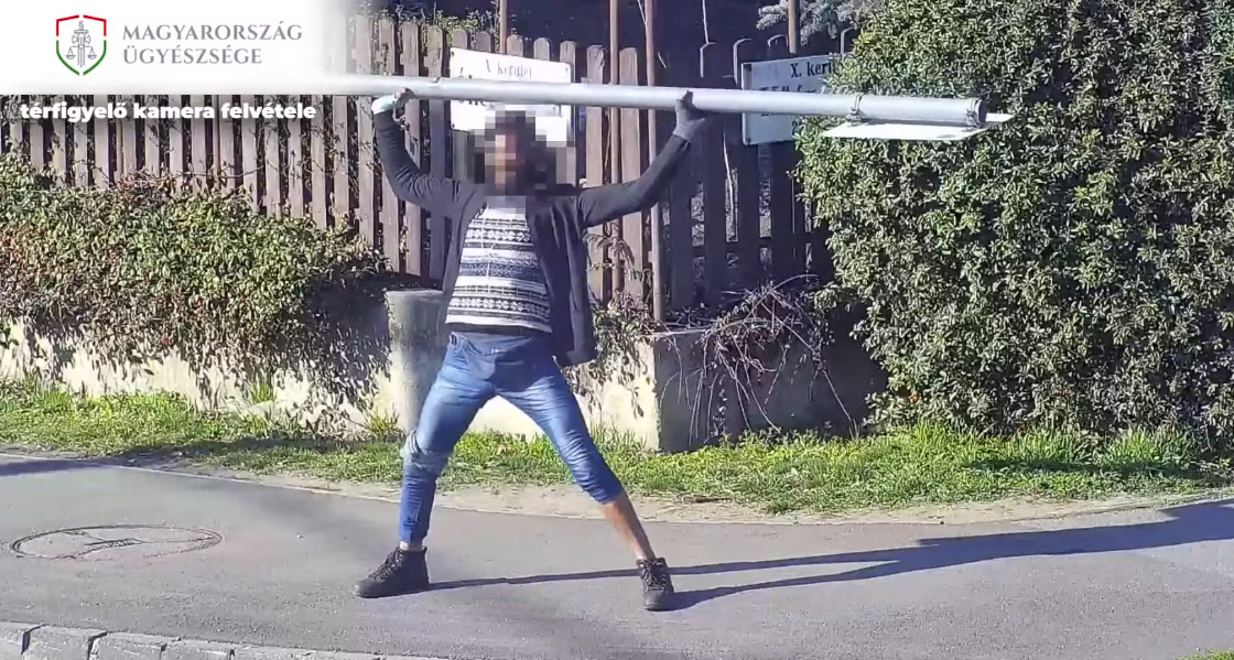 Kitépte a közlekedési táblát a budapesti körforgalomban, rátámadt az  autókra, majd súlyzózni kezdett - videó