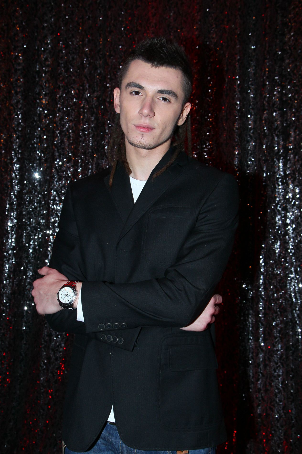 Kamil Bednarek w londyńskim stylu przedstawi wielki utwór braci Gallagher z zespołu Oasis.