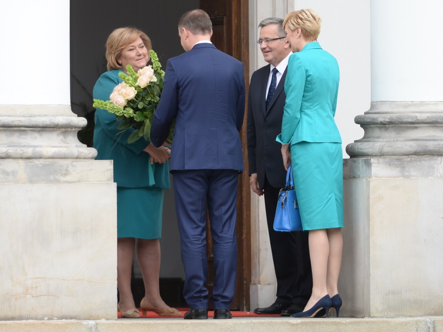 ... Wprawdzie kreacja nowej pierwszej damy była jaśniejsza, ale trudno nie zauważyć podobieństw w tych strojach...