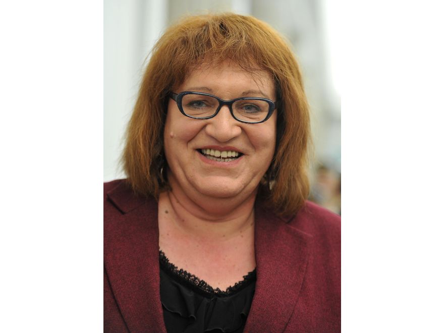 … oraz koronka i aplikacje z falbanek na bluzce pani poseł.