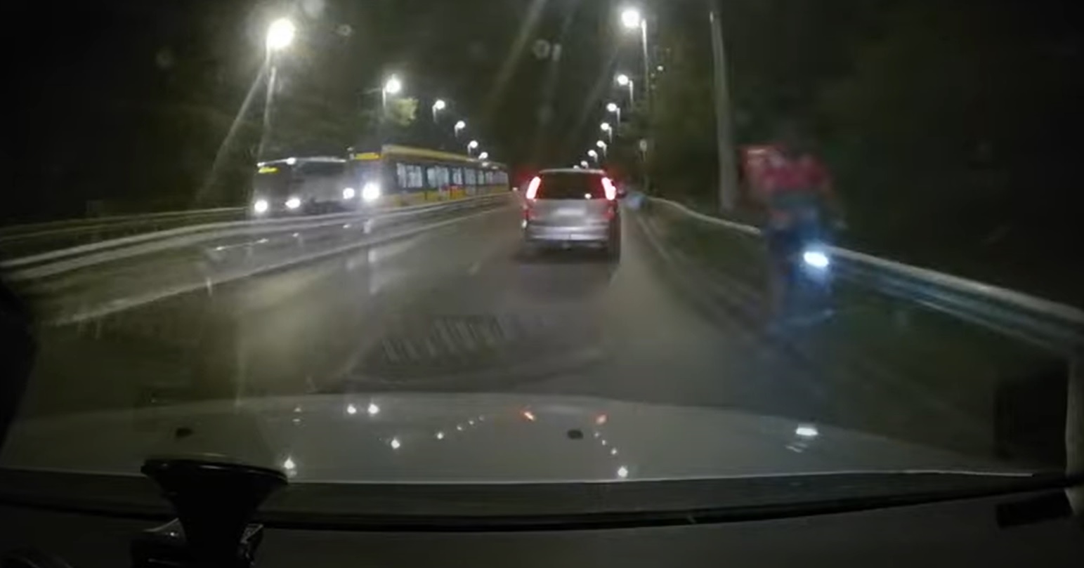 Teljesen megőrült ez a biciklis futár? A forgalommal szemben haladt a Szerémi úton - videó