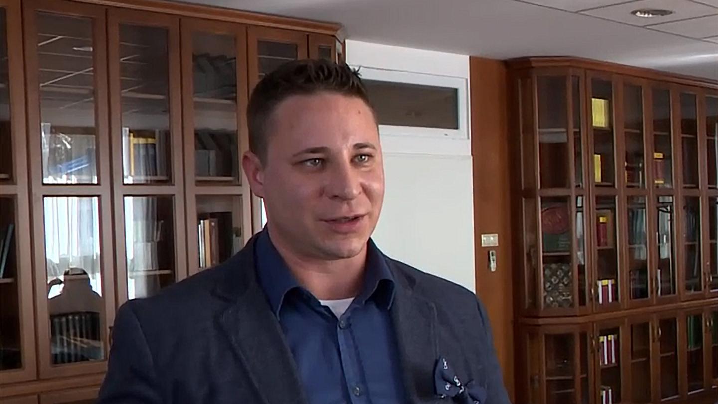 Honnan kapott Schadl György kék villogót az autójára?