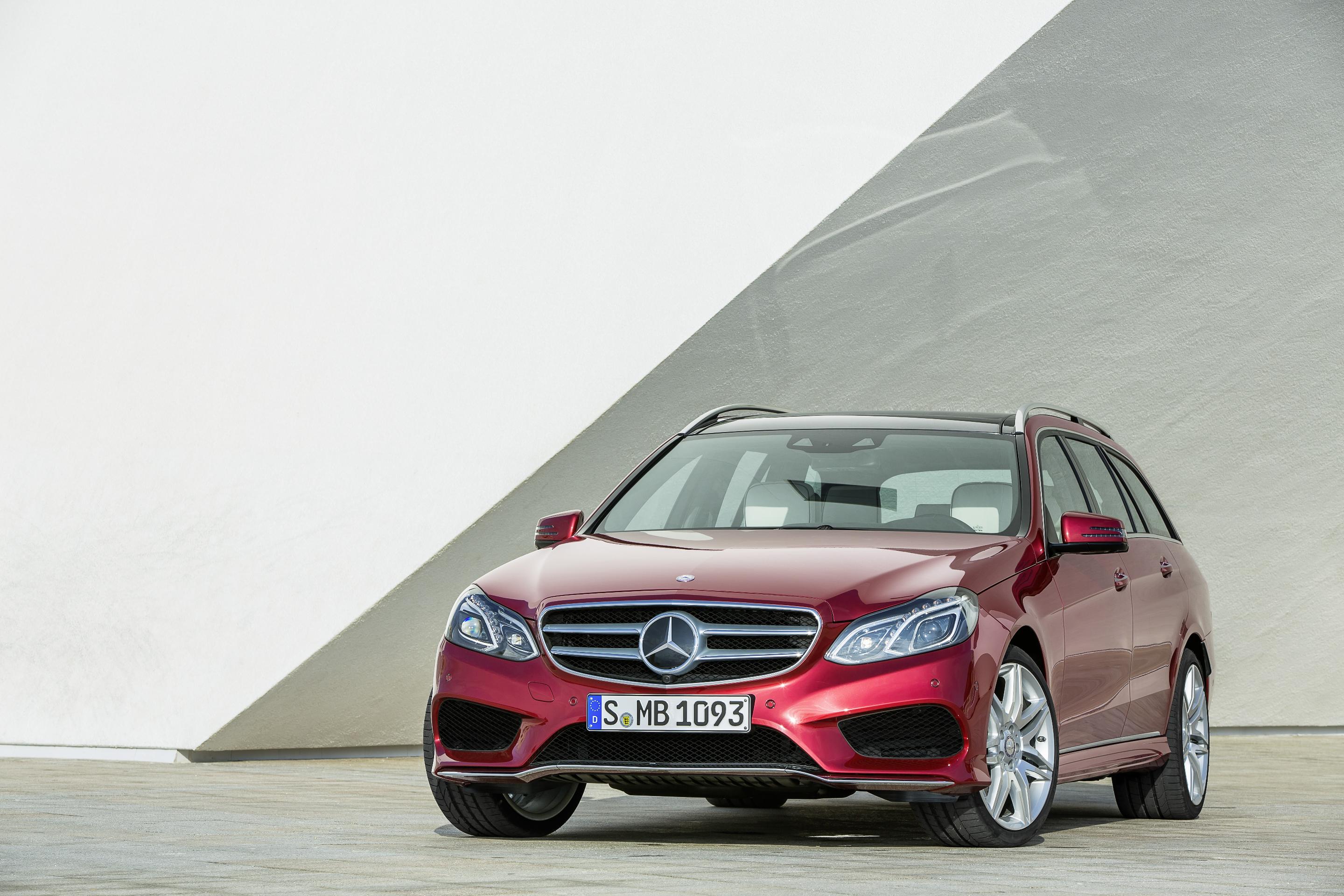 Wybrane jednostki wysokoprężne nowej Klasy E dostępne są w wersjach BlueTEC uzbrojonych w układ redukcji katalitycznej SCR i spełniających normę emisji spalin Euro VI. Wszystkie wersje wyposażone są w system eco start/stop, wyłączający silnik podczas postoju