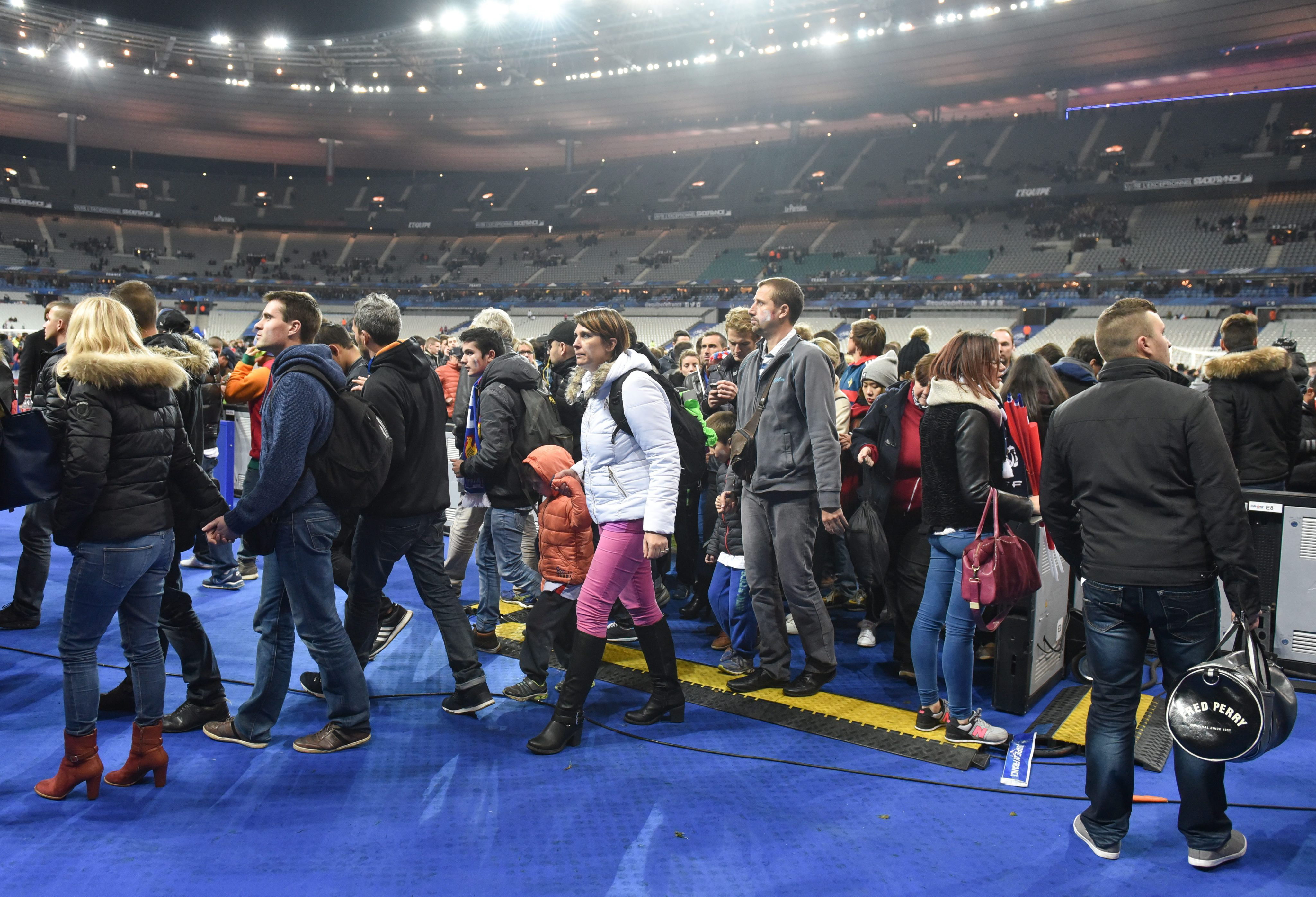 Zamachy terrorystyczne w Paryżu. Kibice bali się opuszczać Stade de France