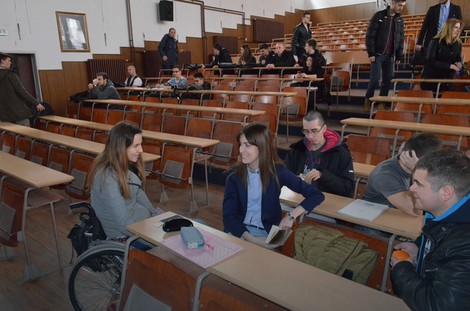 Milica Knežević mora da moli kolege za pomoć kako bi prisustvovala predavanjima