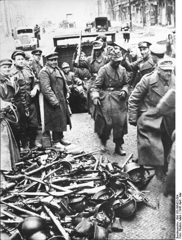 Berlin 1945 Niemcy idą do niewoli rzucają broń