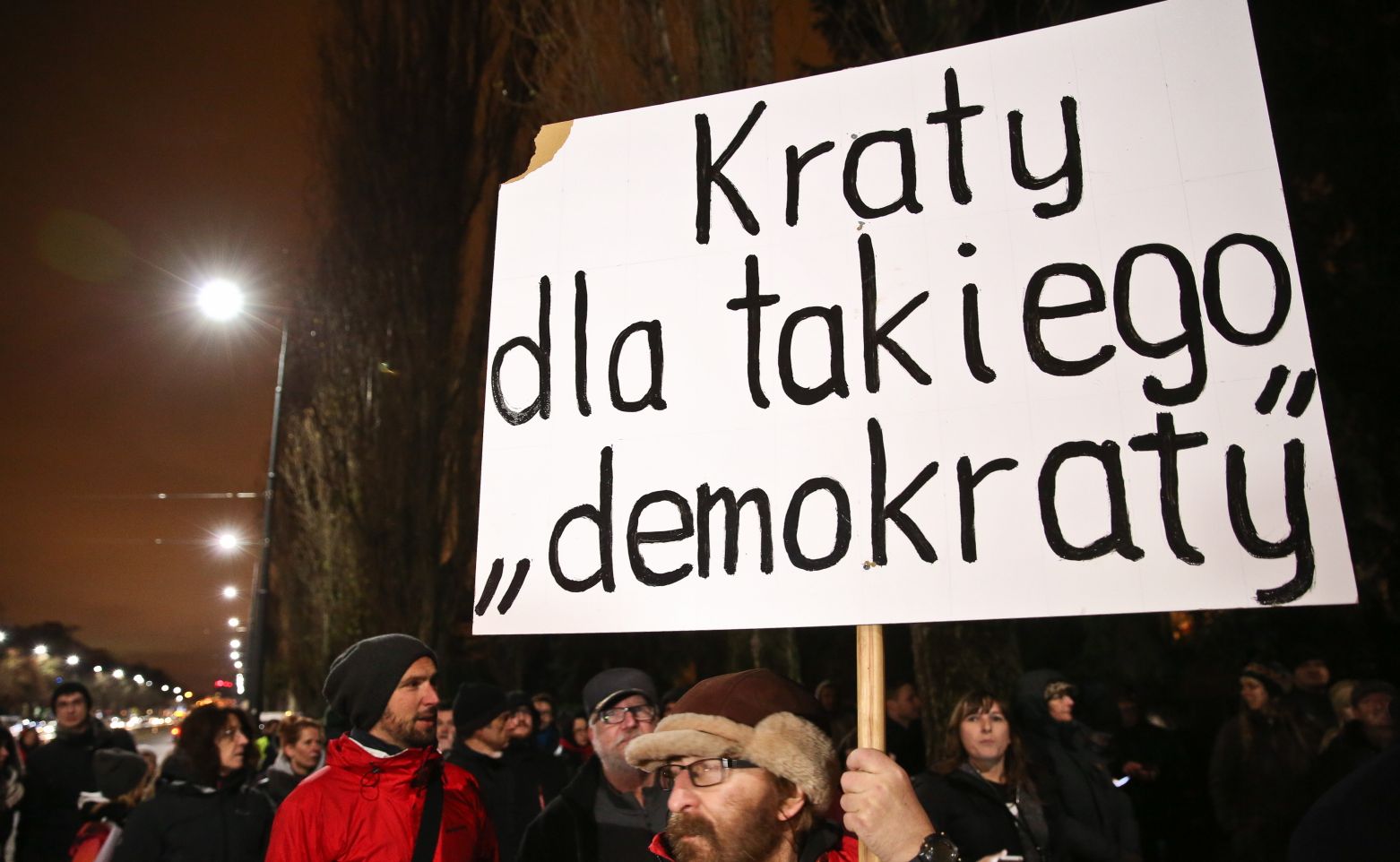 Paweł Biardzki - brat pomysłodawcy pikiety przeciwników mówił, że swoją obecnością chce zaprotestować przeciwko łamaniu prawa, bo teraz należy zgłosić niezgodę na to, co dzieje się z naszym państwem.