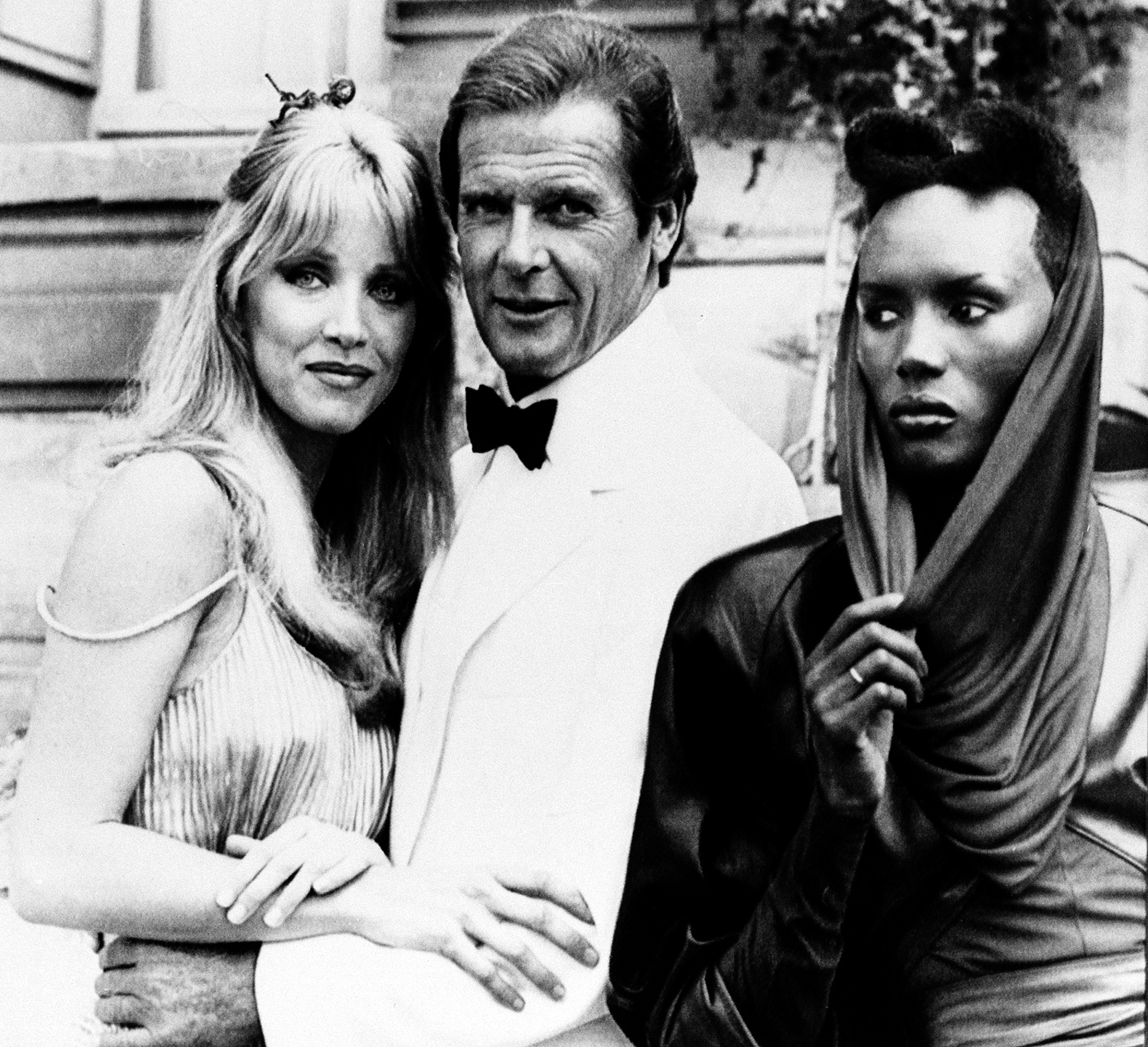 Roger Moore oraz Tanya Roberts i Grace Jones w filmie