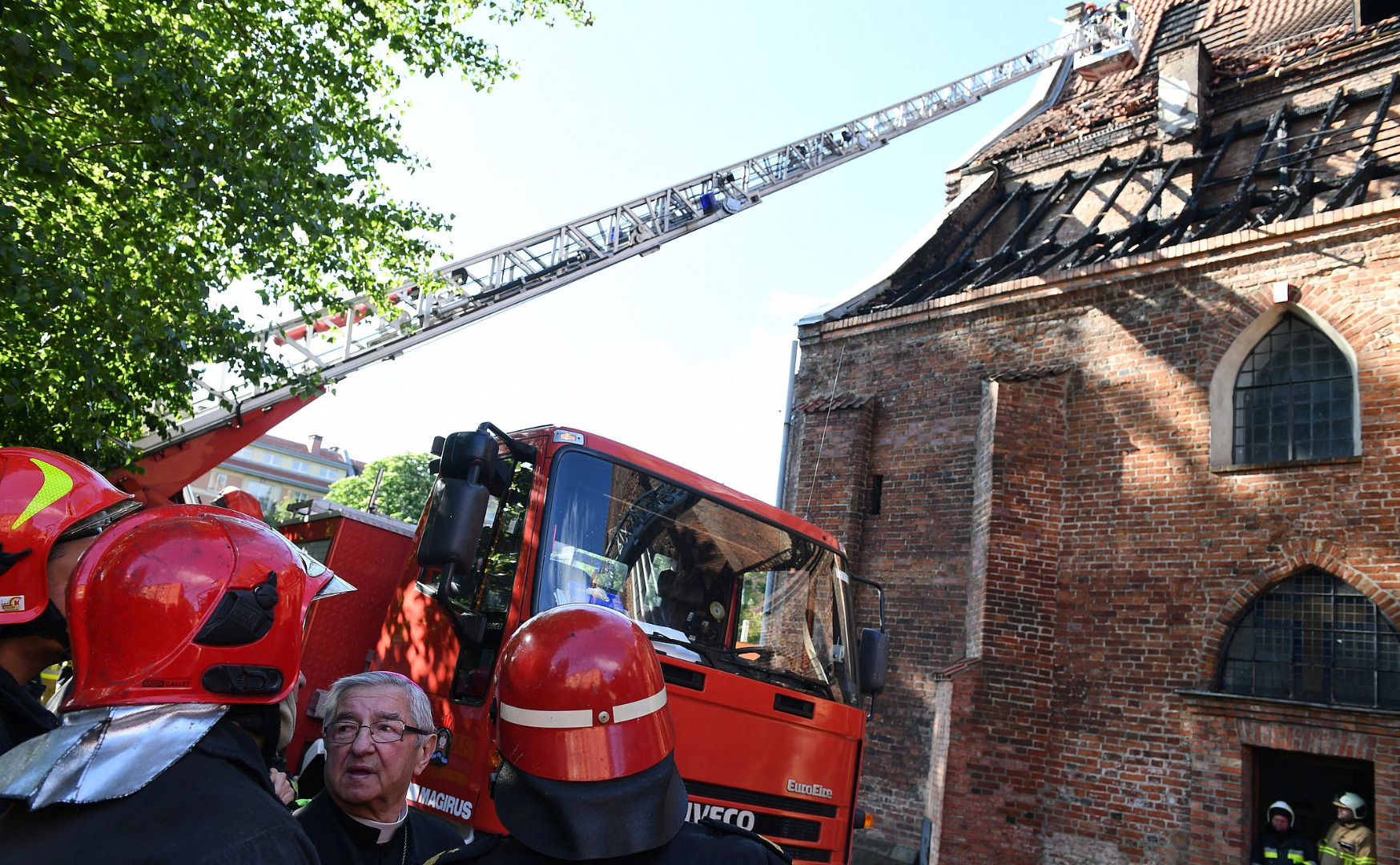 Ponieważ użyta do gaszenia woda kapie z części dachowej do wnętrza kościoła, strażacy zabezpieczają też folią niektóre zabytkowe elementy stanowiące wyposażenie kościoła, aby je zabezpieczyć przed dalszym zalewaniem. Strażacy wynieśli też ze świątyni część jej wyposażenia.