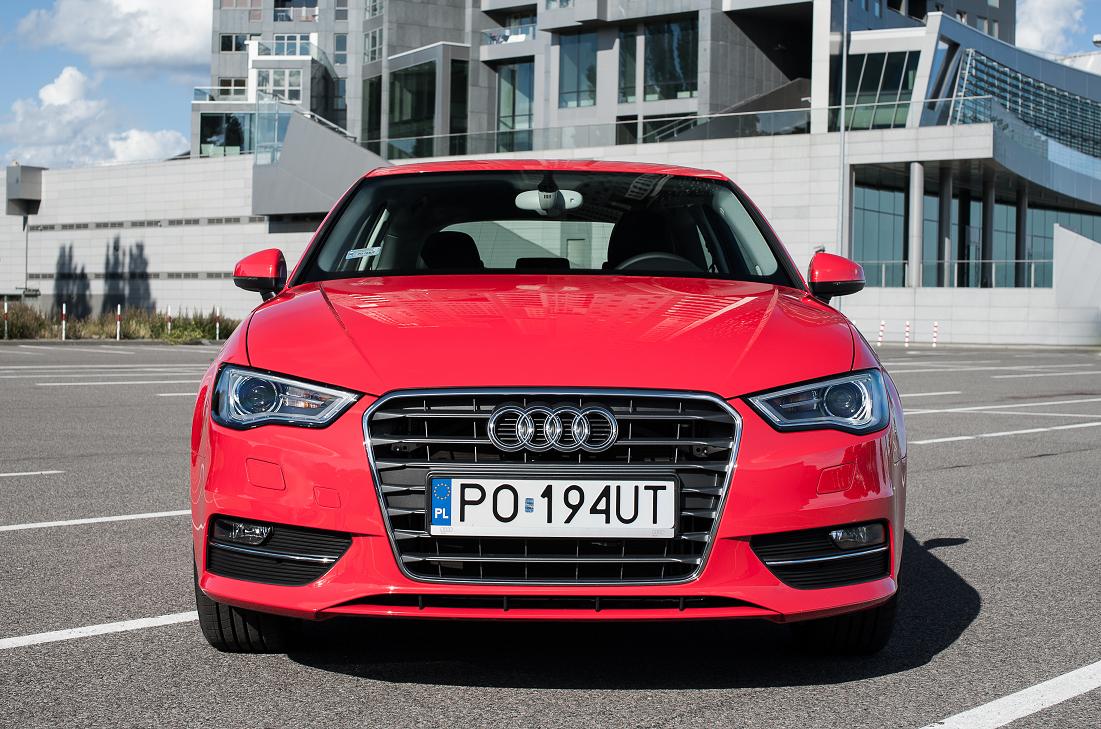 Najnowsze Audi A3 jest dostępne z czterema silnikami. Dwa z nich to turbodoładowane benzyniaki z rodziny TFSI: 1,4/122 KM osiągający maksymalny moment obrotowy 200 Nm, który ma zmniejszoną masę dzięki temu, że zastosowano w nim aluminiowy blok. Mocniejszy turbobenzyniak ma pojemność 1,8 litra i aż 180 KM. Dzięki temu, że połączono w nim bezpośredni i pośredni wtrysk paliwa i regulację zaworów wylotowych, od 1200 obr./min. do 5 tys. obr./min mamy do dyspozycji maksymalny moment obrotowy wynoszący 250 Nm. Blok mocniejszej jednostki odlano z szarego żeliwa