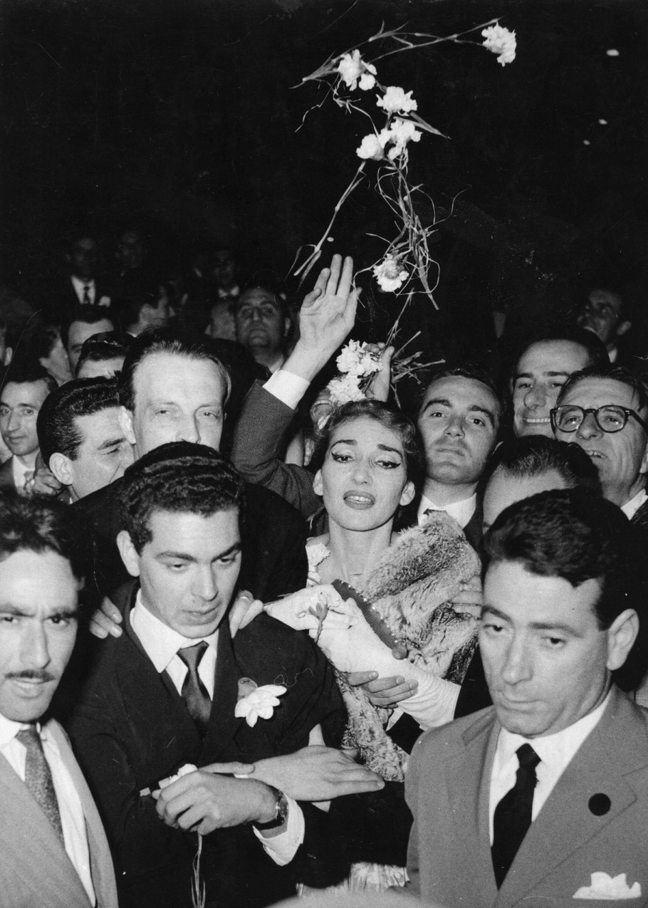 Maria Callas w otoczeniu fanów po występie w La Scala