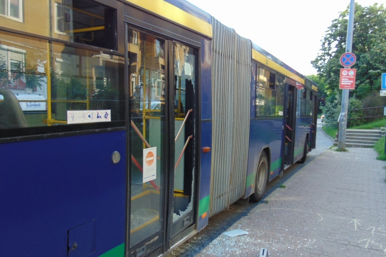 Kirúgta az induló busz üvegét egy miskolci fiatal - Blikk