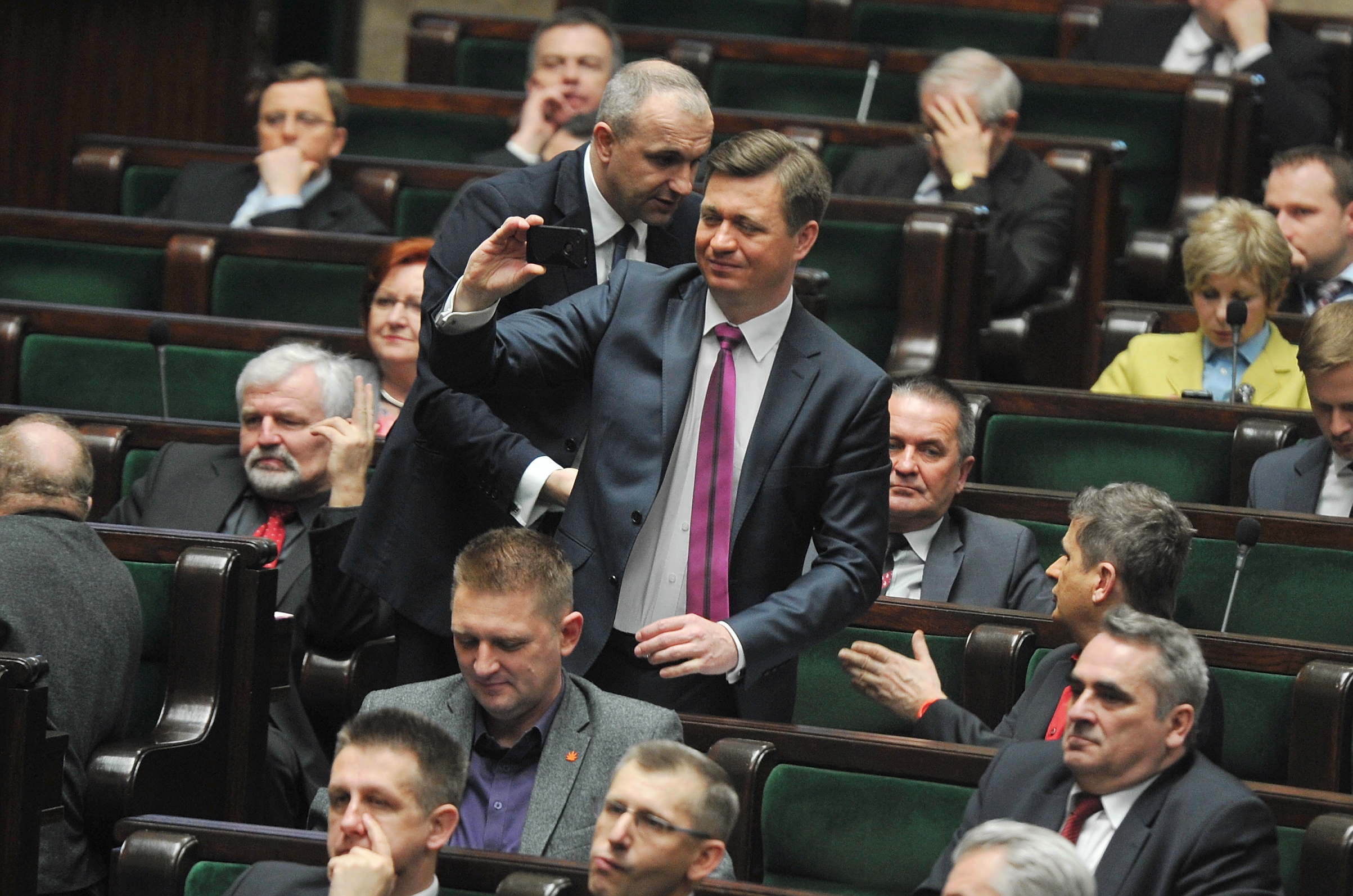 Posłowie Ruchu Palikota uwieczniają na zdjęciach Jarosława Kaczyńskiego z tabletem na trybunie sejmowej