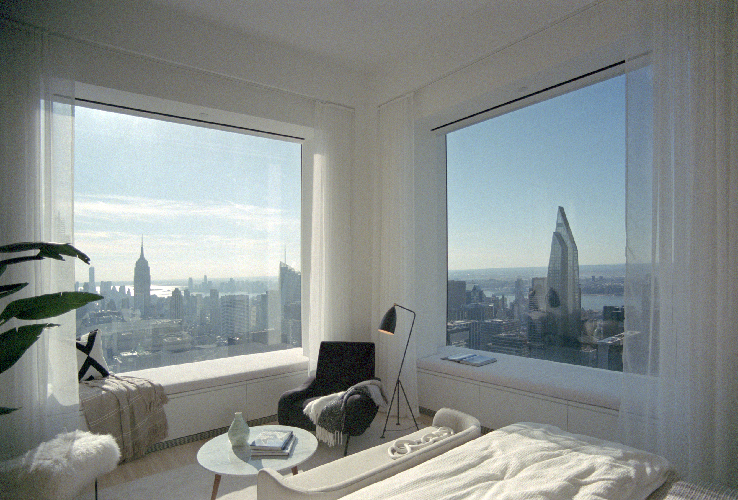 Apartament w budynku zaprojektowanym przez Rafaela Viñoly’ego przy 432 Park Avenue na Manhattanie.