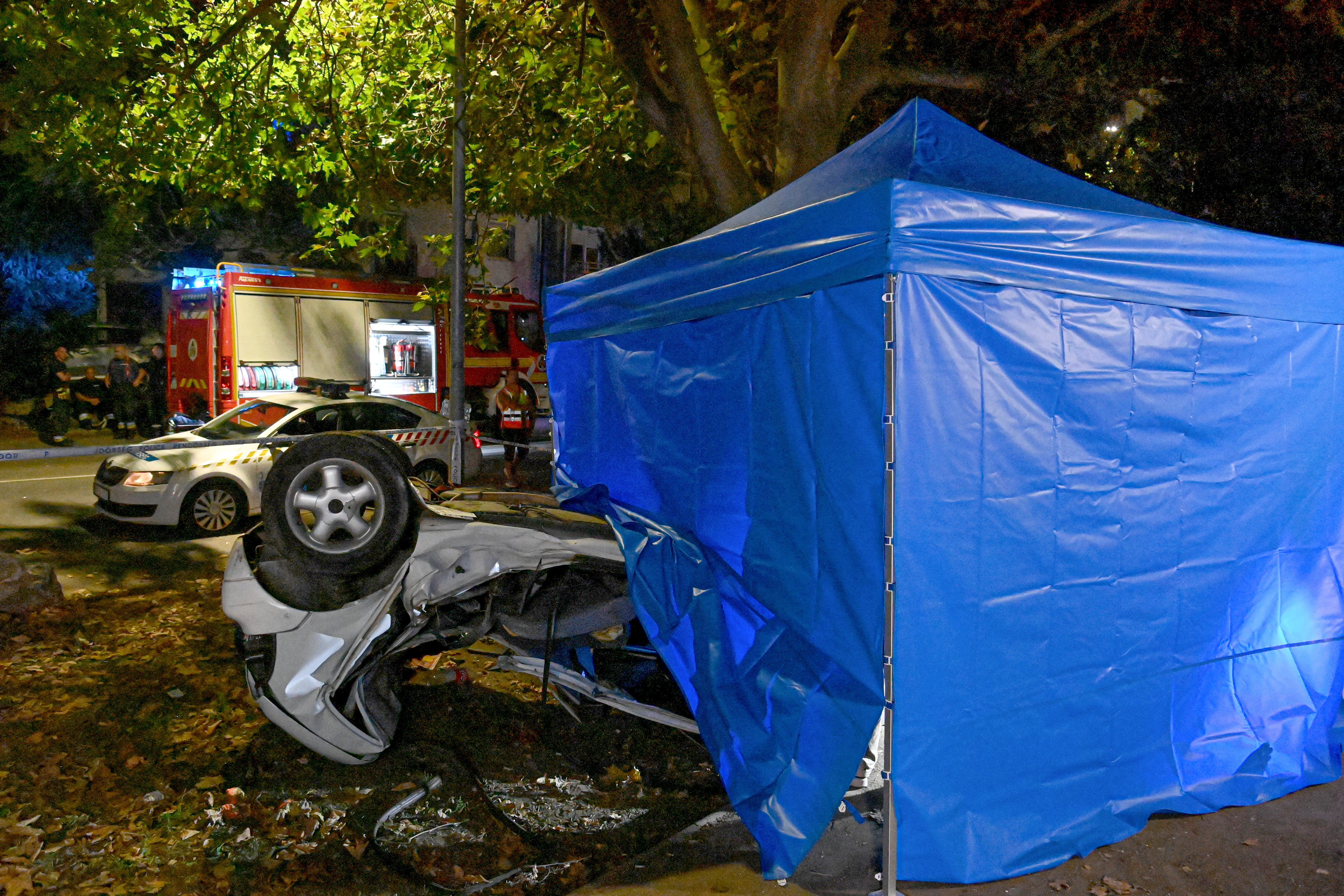 Előkerült egy videó a végzetes váci horrorbalesetről: kirepültek a fiatalok a fának száguldó autóból