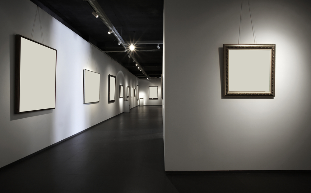 Trudno także o bardziej odległe skojarzenie jak zaprawy i galeria? Nic mylnego, czego dowodzi Andrzej Walczak, współwłaściciel grupy Atlas i jednocześnie twórcy galerii Atlas Sztuki w Łodzi. Nie bez znaczenia jest fakt, że Walczak z wykształcenia jest architektem, a pasjami są malarstwo i fotografia. W ciągu kilku lat Atlas Sztuki - powstał w 2003 roku - zapracował na miano jednego z najciekawszych miejsc wystawienniczych w kraju, zajmując kilkukrotnie pierwsze miejsce w rankingu polskich galerii prywatnych tygodnika ”Polityka”.