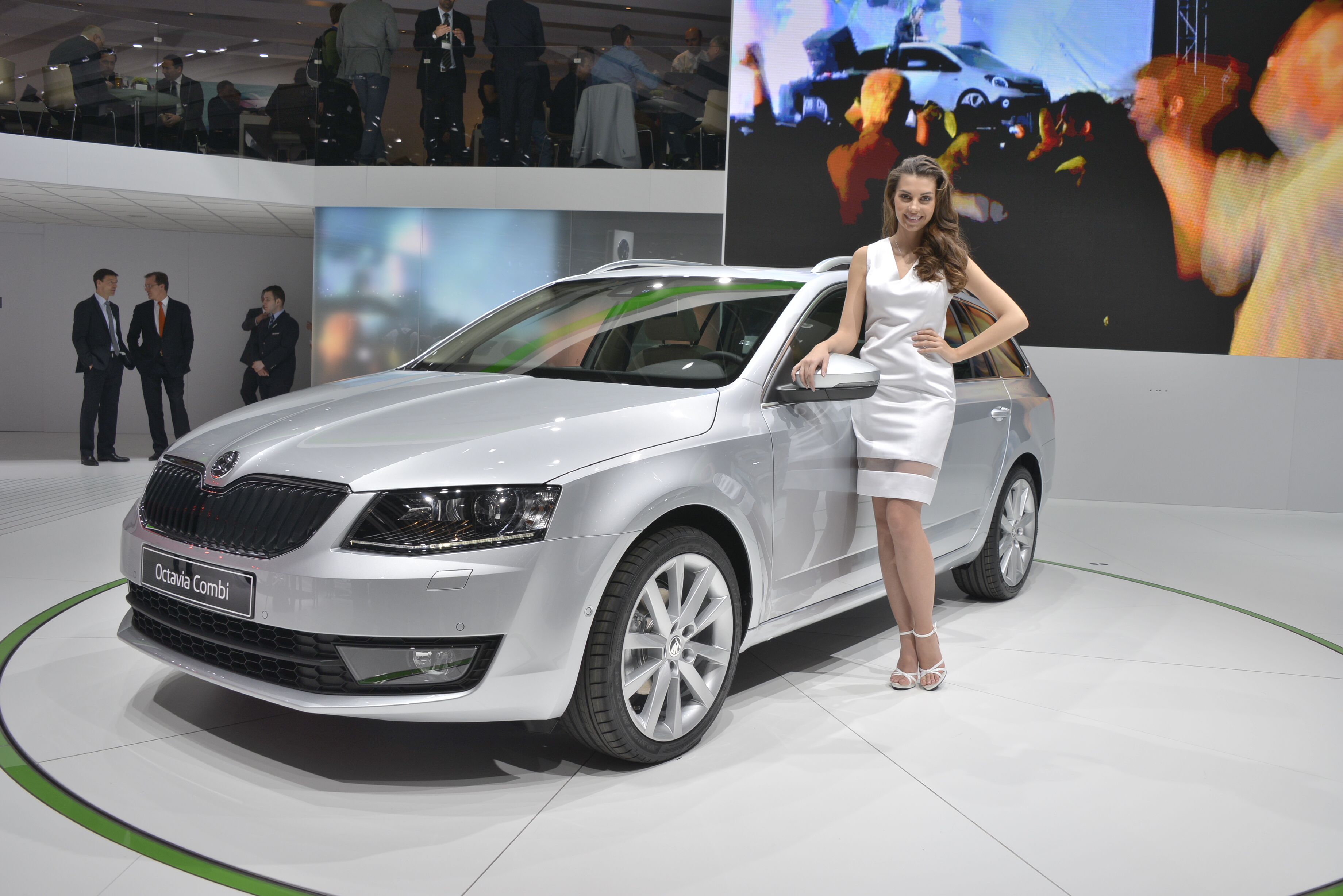 Trzecia generacja octavii pojawiła się na rynku w 2013 roku. Przypominamy, że auto oferowane jest w ponad 100 krajach świata, a od 2009 roku octavia jest w Polsce najchętniej kupowanym autem.