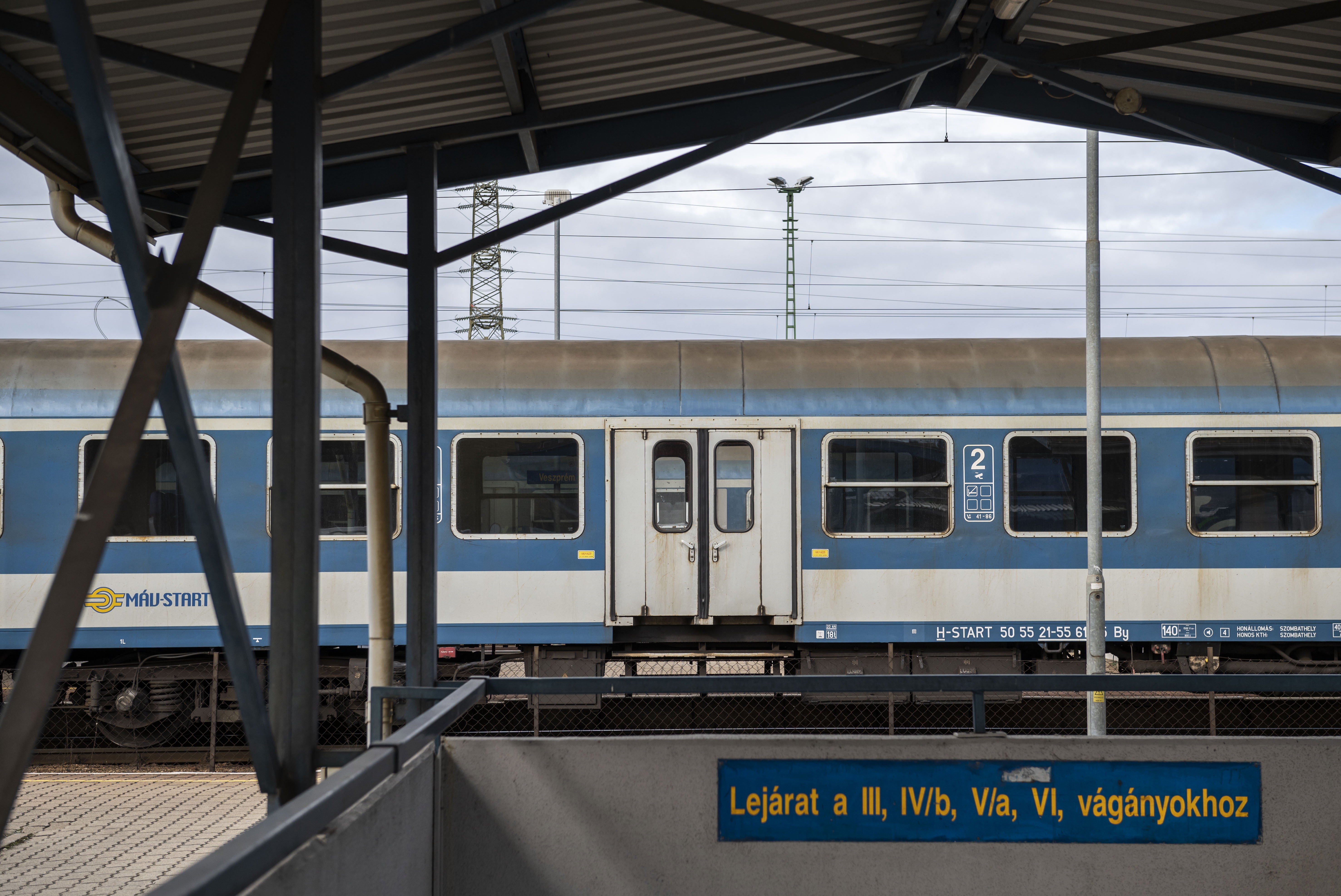 Hogy mi? A mozgáskorlátozottaknak 36 órával korábban be kell jelenteniük utazási szándékukat a MÁV-nál