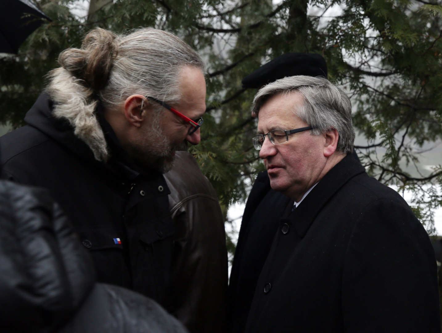Marię Dmochowską pożegnali m.in. prezydent Bronisław Komorowski, wicemarszałek Senatu Bogdan Borusewicz, działacz opozycji w PRL Henryk Wujec, wiceprezes IPN Krzysztof Szwagrzyk, były prezes IPN Łukasz Kamiński, były szef pionu śledczego IPN Dariusz Gabrel, były przewodniczący Rady IPN Antoni Dudek, również historyk i dziennikarz, były więzień Auschwitz-Birkenau Marian Turski oraz lider Komitetu Obrony Demokracji Mateusz Kijowski.