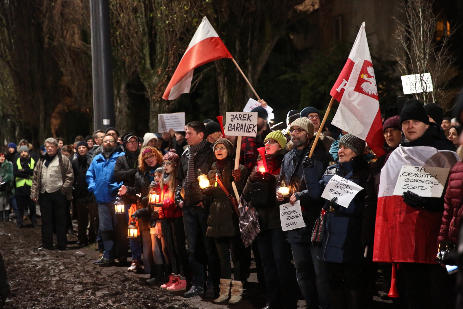 Wśród okrzyków pikietujących słychać było: