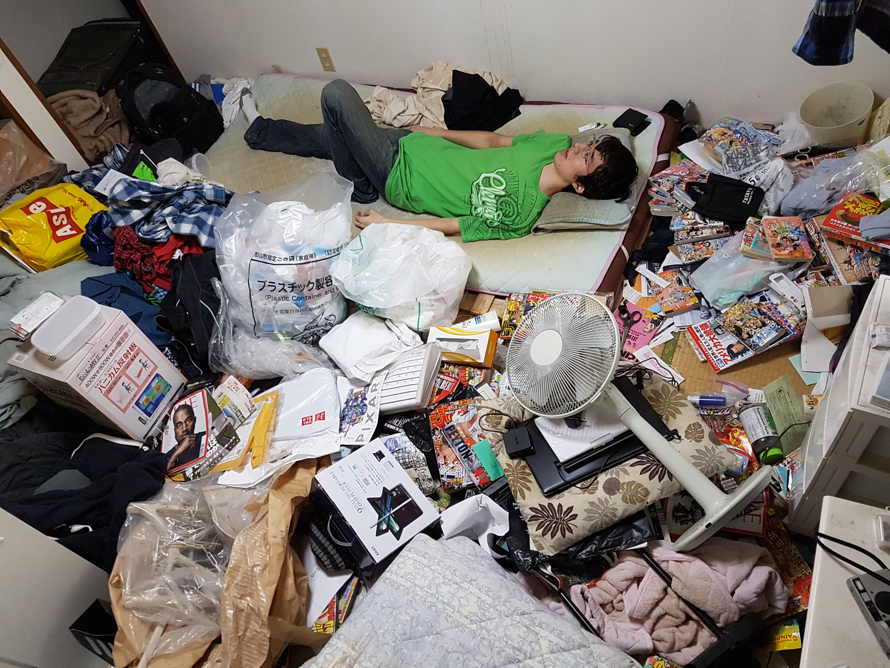 30-letni Riki Cook w swoim pokoju w Chiba w Japonii, 2016 r.