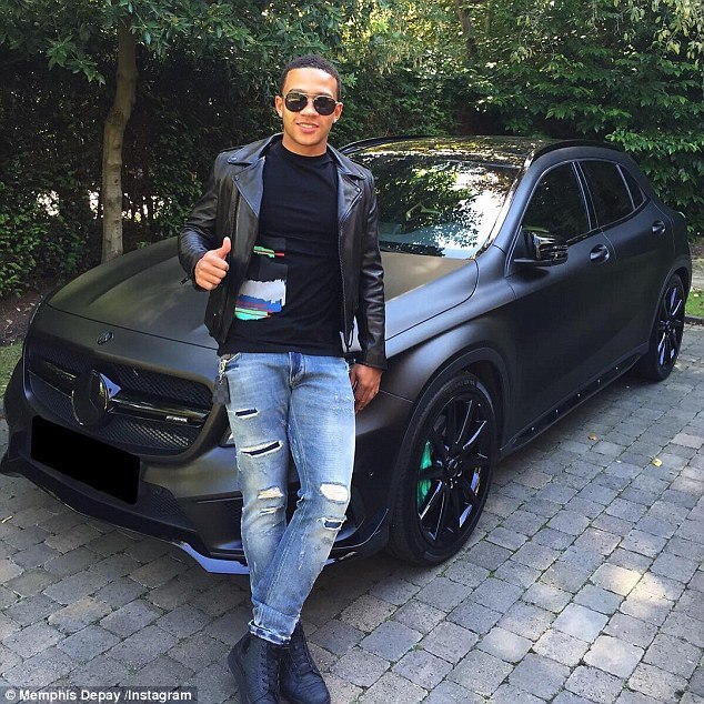Bisa K'dei and Memphis Depay spotted in Spain ahead of 'Drinks On