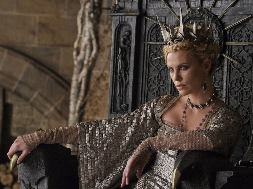Fabularny schemat się zgadza: owdowiały król bierze za żonę tajemniczą Ravennę (Charlize Theron), jak się szybko okaże, równie piękną, co przebiegłą wiedźmę