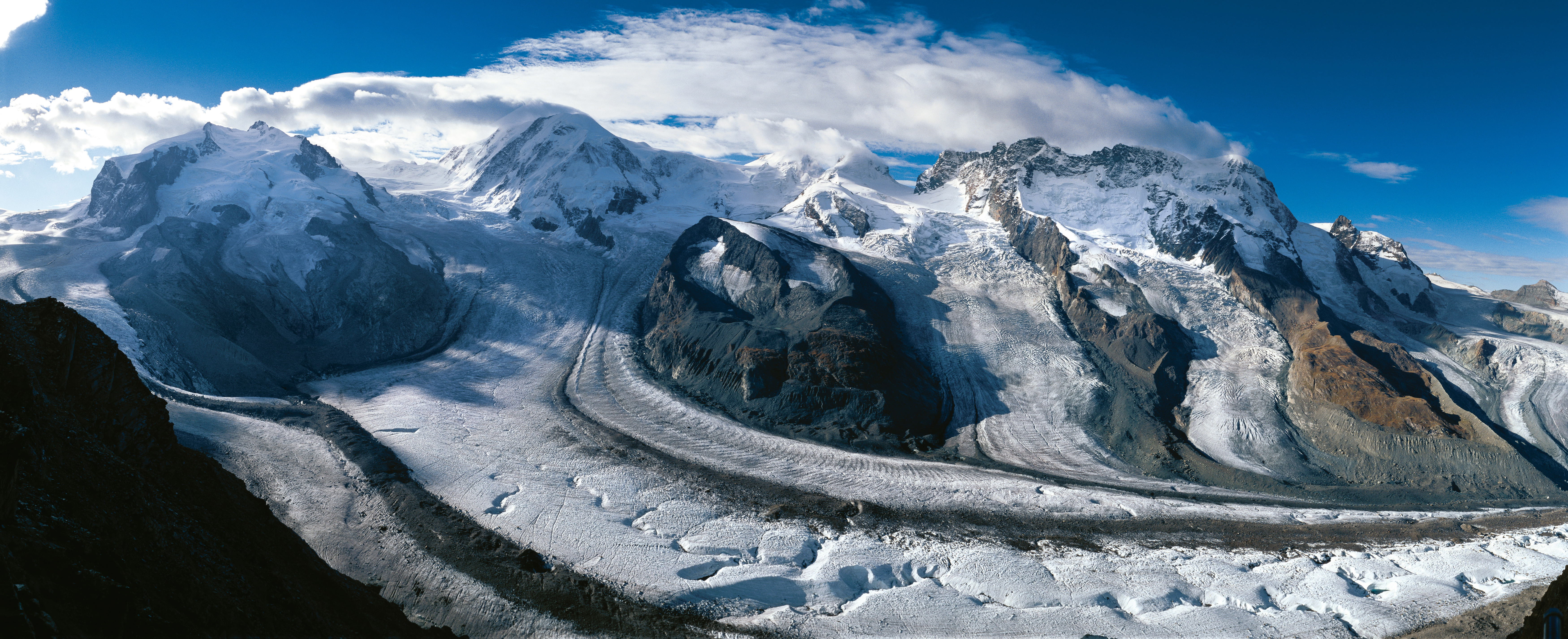 Wypływający z masywu Monte Rosa lodowiec Gorner