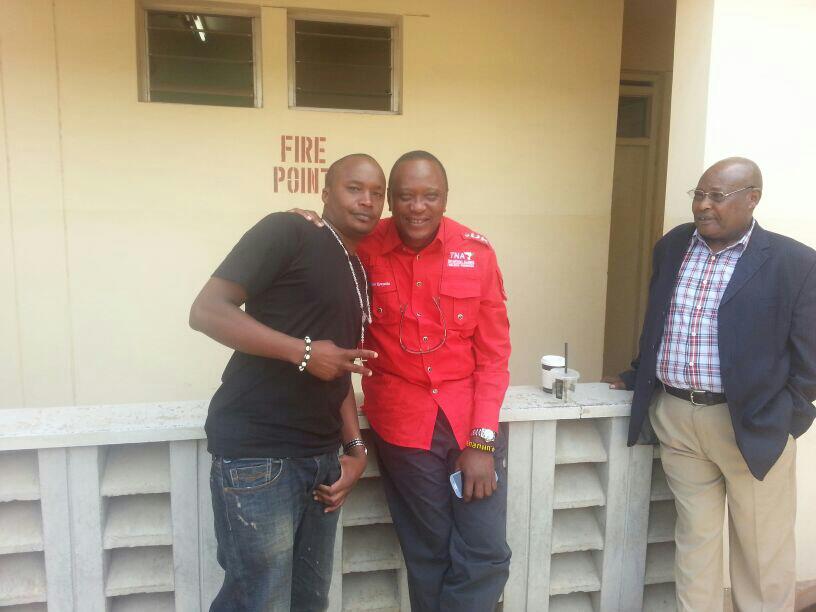 President Uhuru Kenyatta with Charles Njagua Kanyi aka Jaguar. (Nairobi Wire)