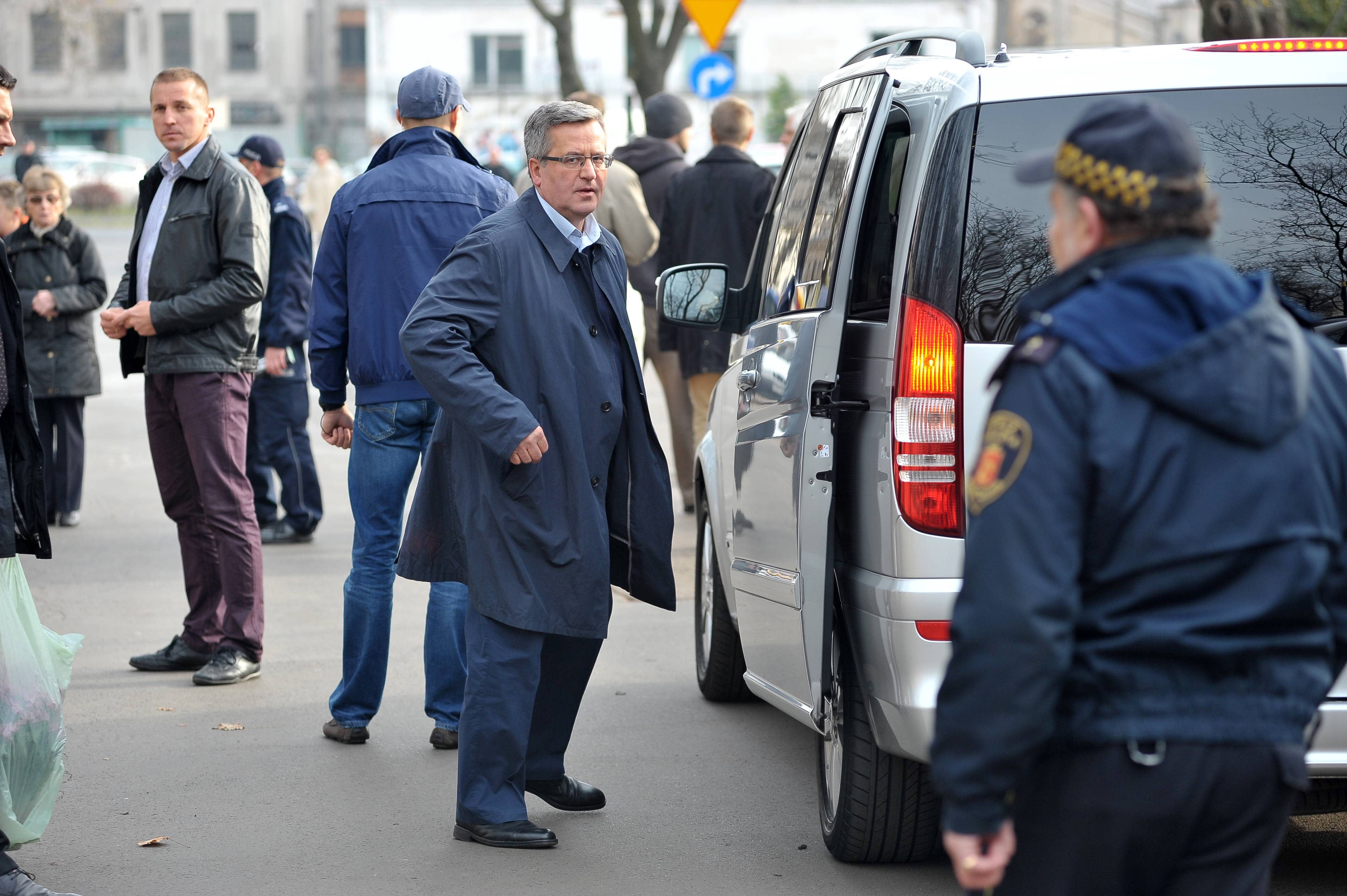 Bronisław Komorowski z mamą na Powązkach
