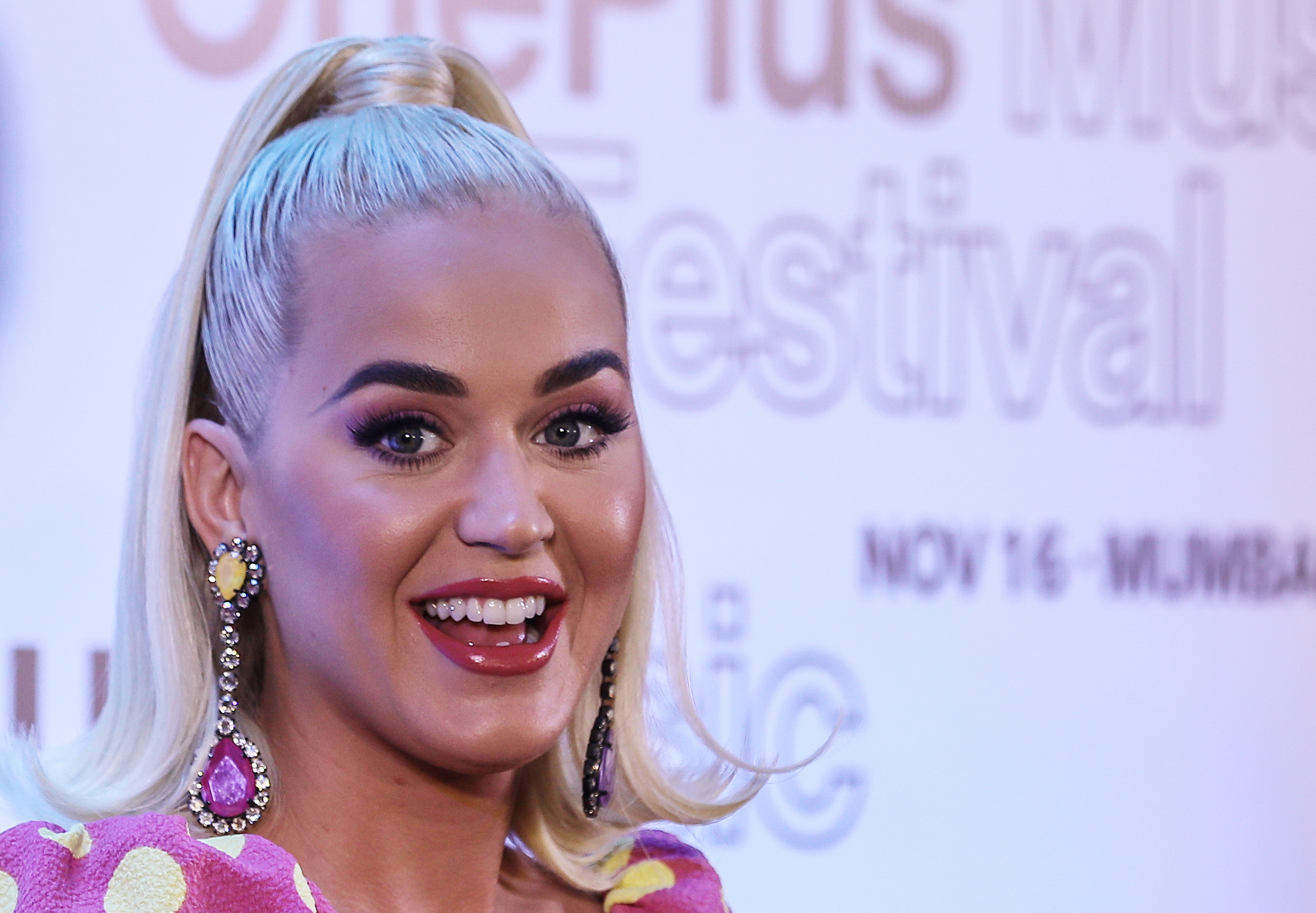Bizarr kék ruhában lépett fel Katy Perry - Blikk