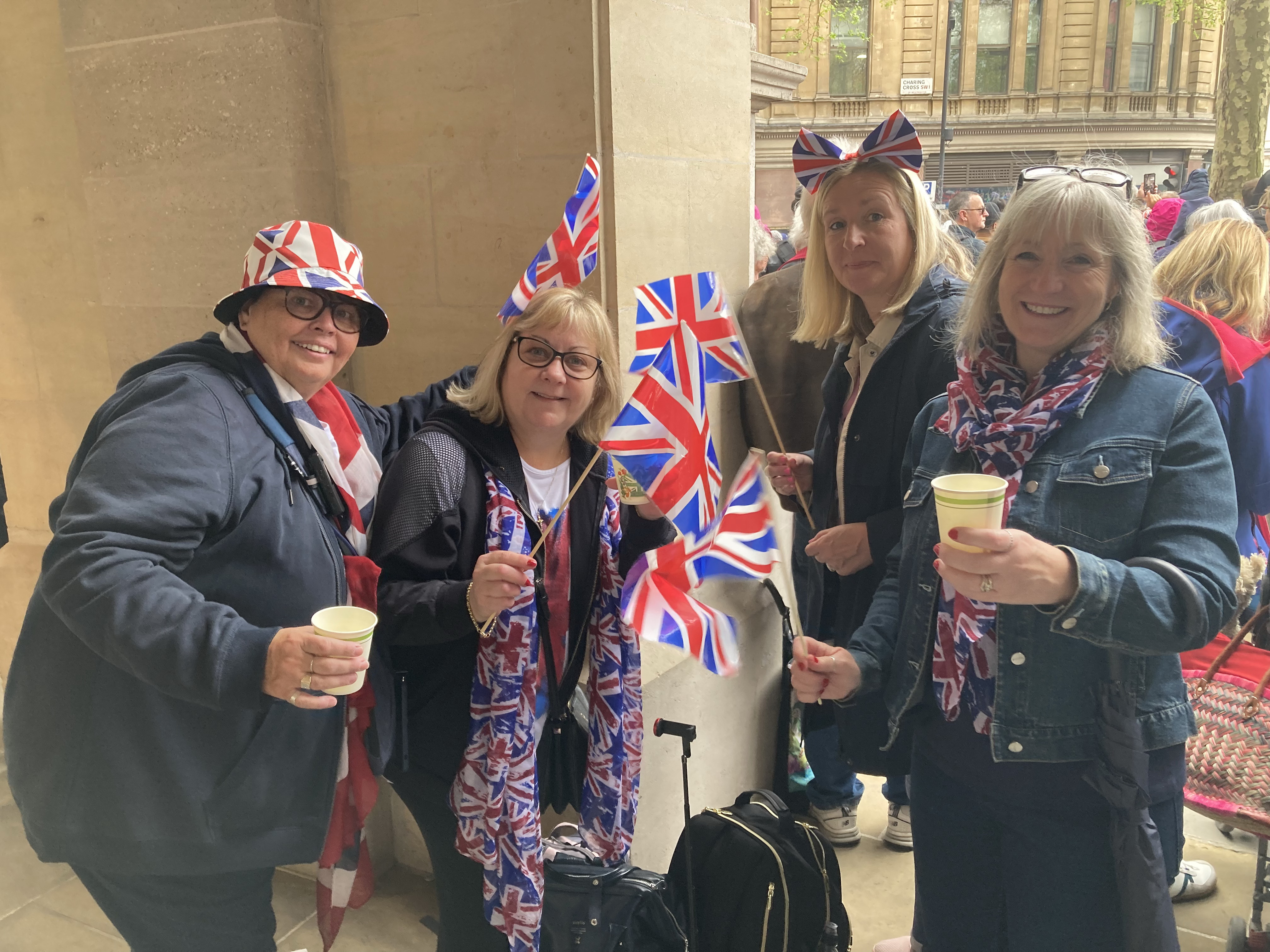 A királyi család fanatikusai próbálnak közel kerülni Károlyékhoz