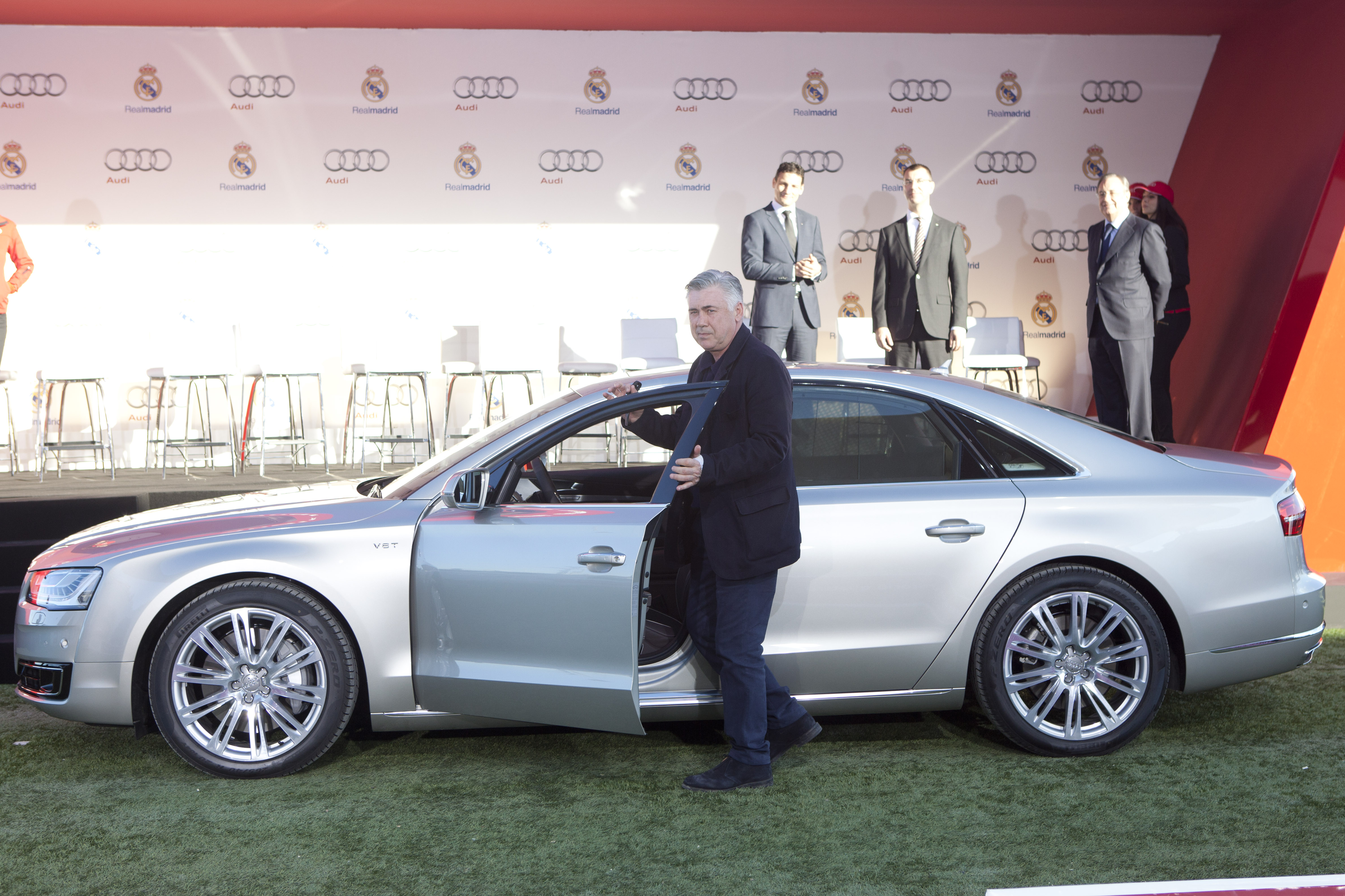 Trener Carlo Ancelotti i Audi A8