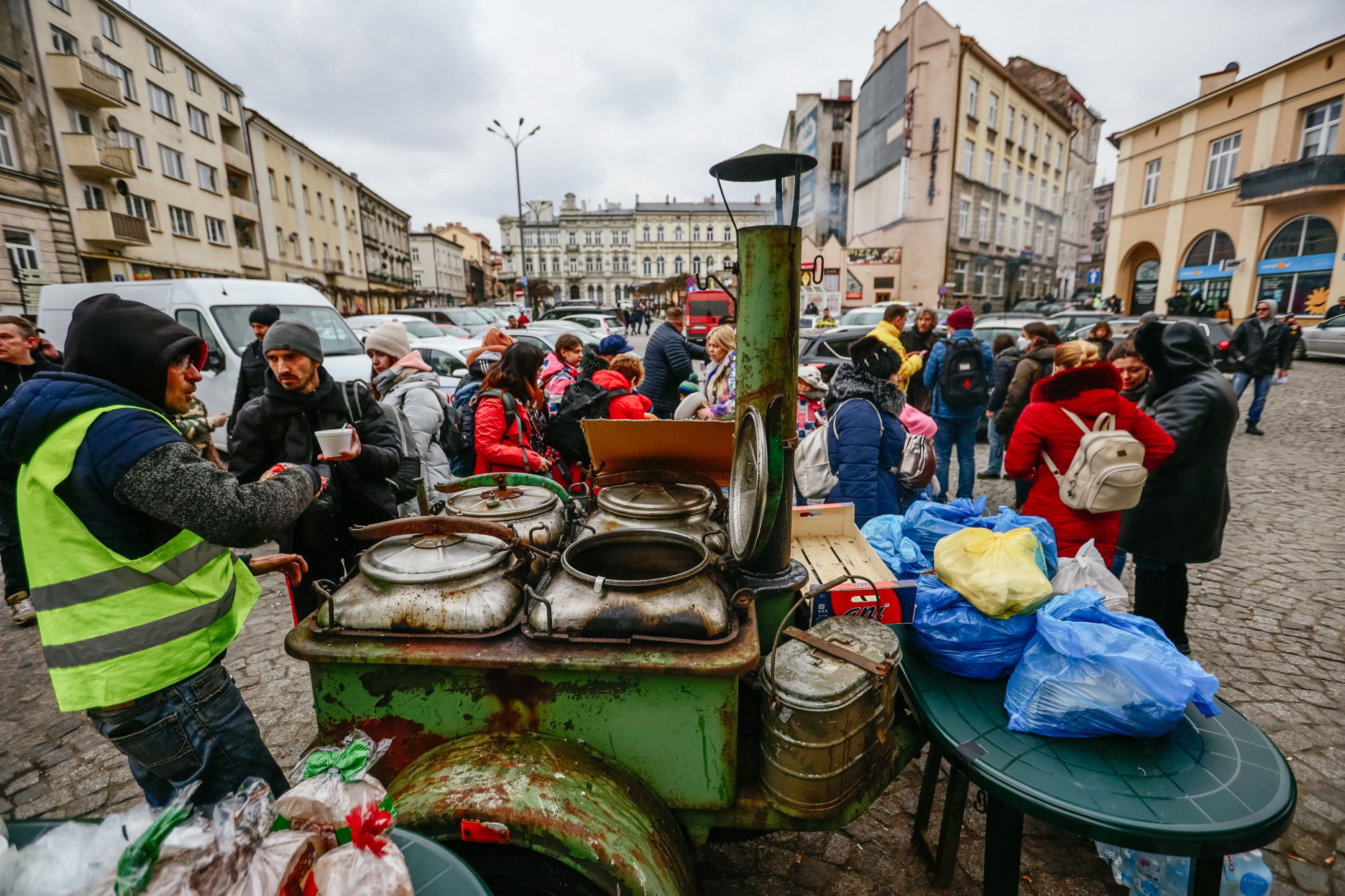 Punkt wydawania posiłków przed dworcem w Przemyślu, 6 marca 2022 r.