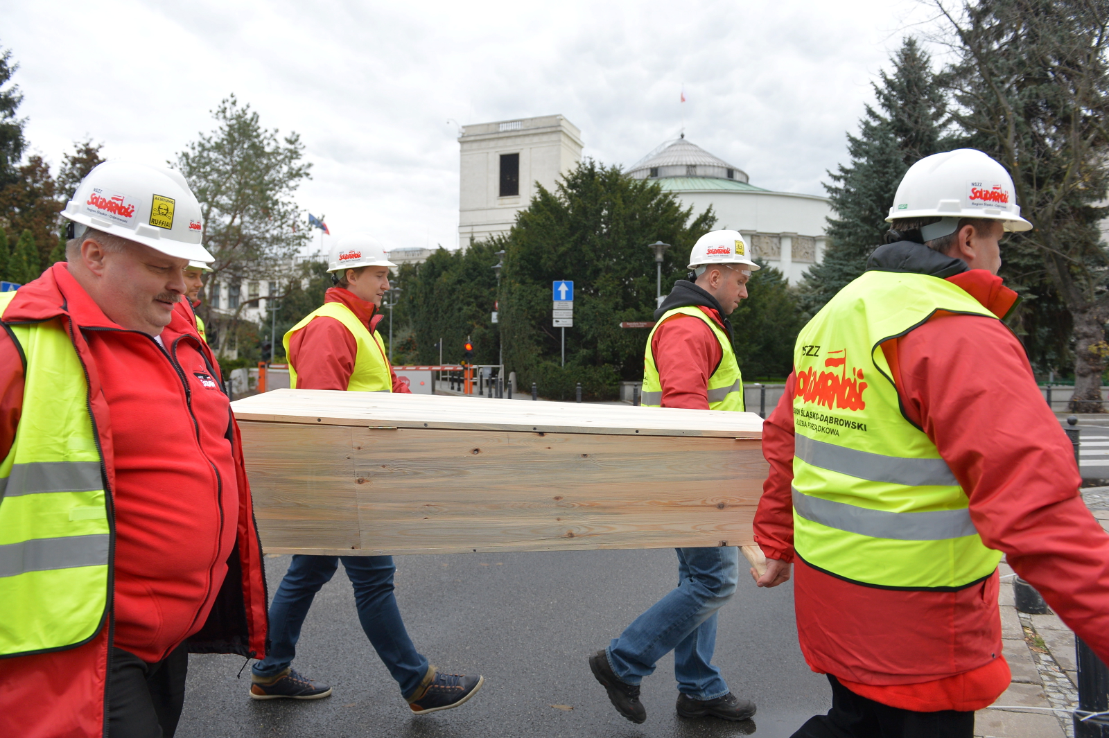 Wśród protestujących byli też pracownicy sklepów Biedronka i zakładów zbrojeniowych Bumar-Łabędy.