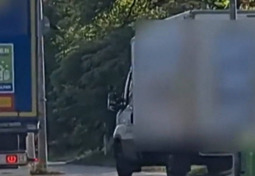 Veszélyes és szabálytalan: ennél pofátlanabb manővert régen nem láttunk – videó
